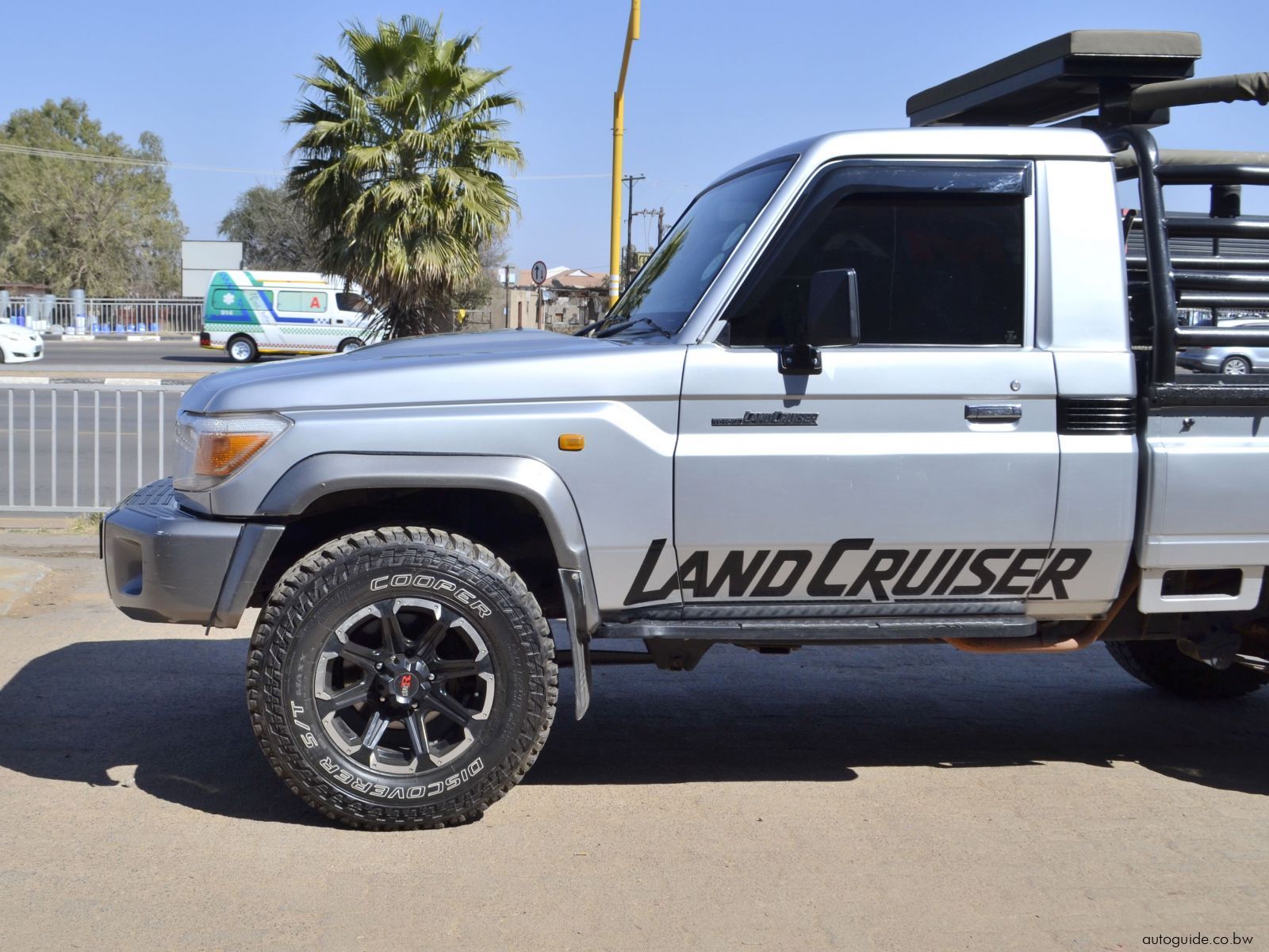 2011 Toyota Land Cruiser V6 photo