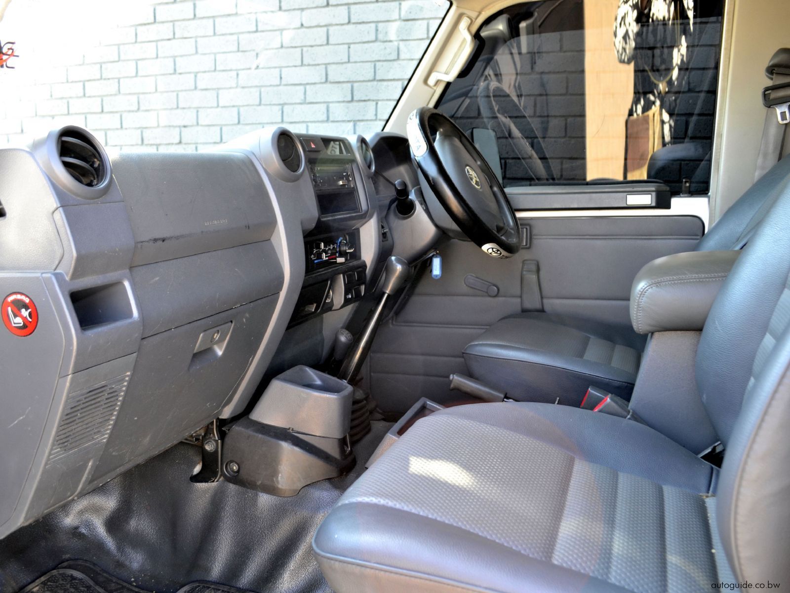 2011 Toyota Land Cruiser V6 photo