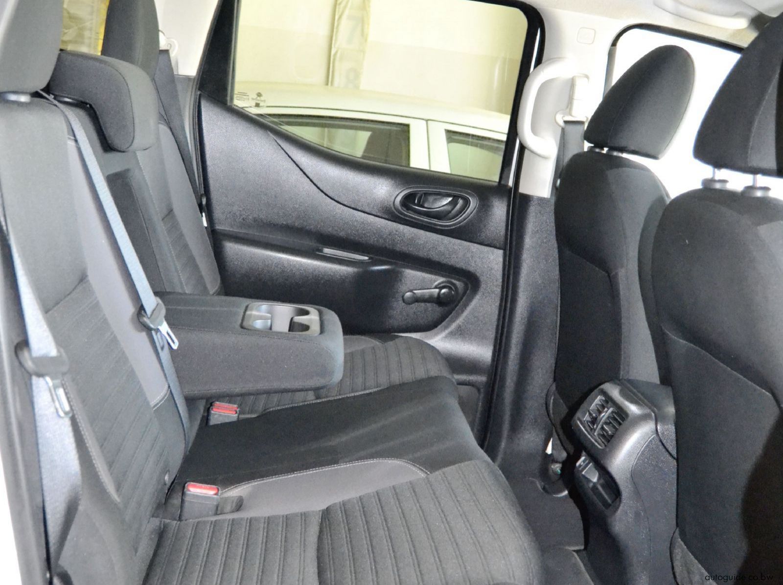 2022 Nissan Navara Baseline pictures