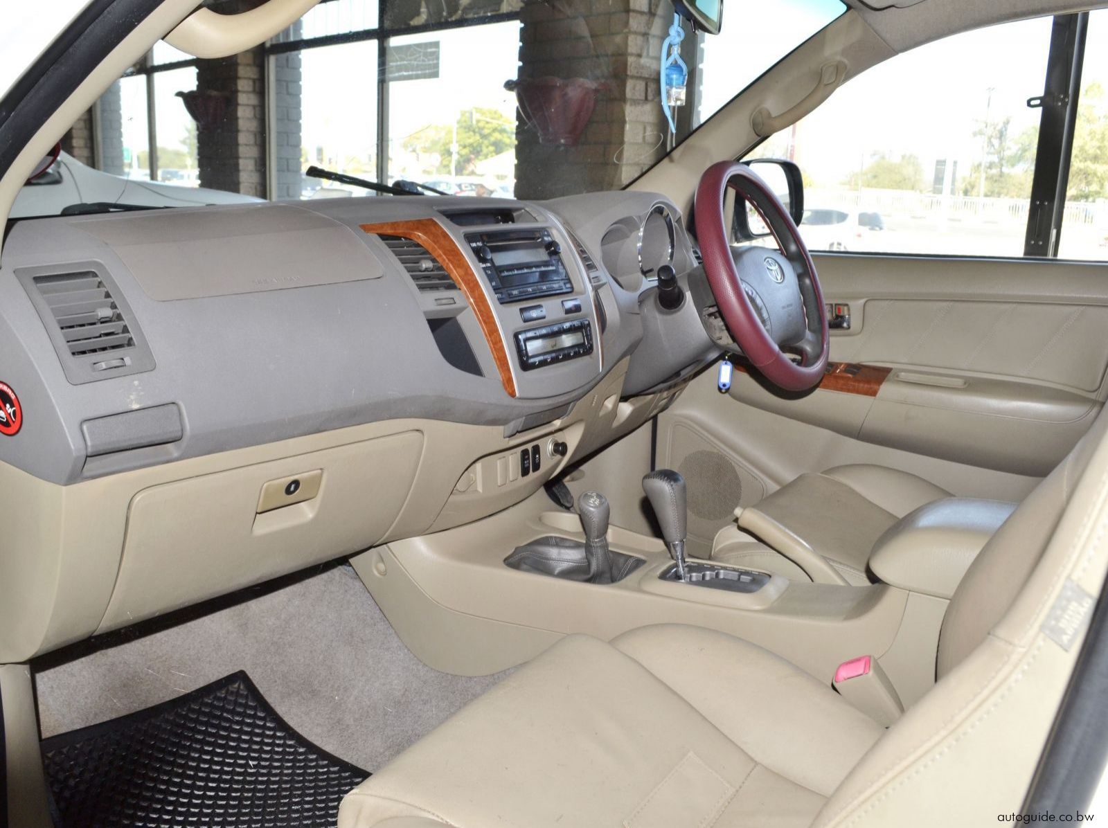 2011 Toyota Fortuner D4D pictures