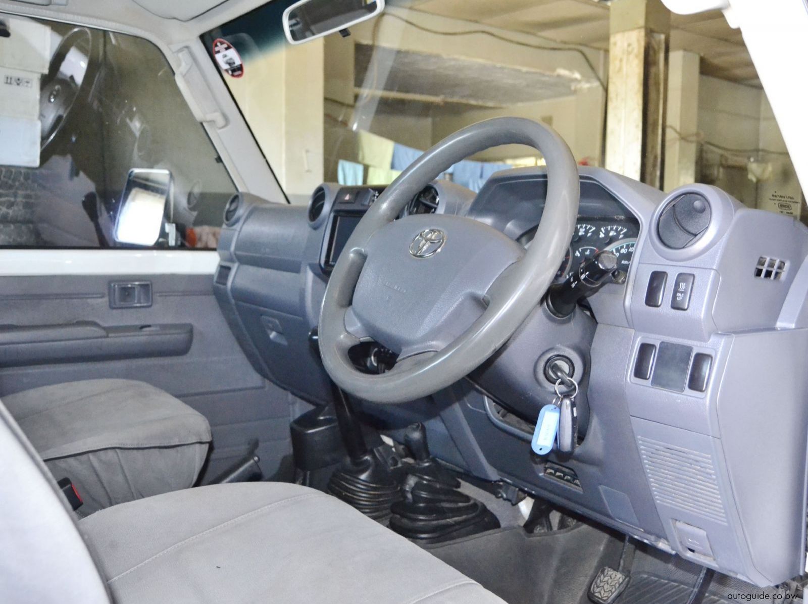 2018 Toyota Land Cruiser LX V8 pictures