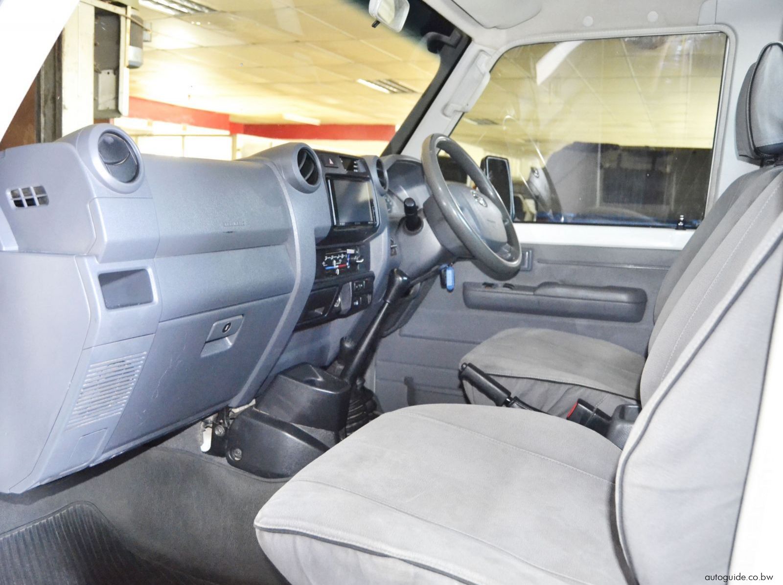 2018 Toyota Land Cruiser LX V8 pictures