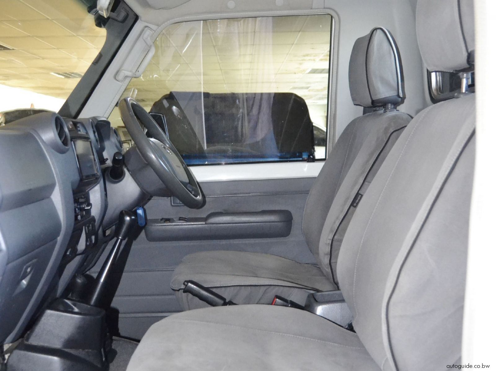 2018 Toyota Land Cruiser LX V8 pictures