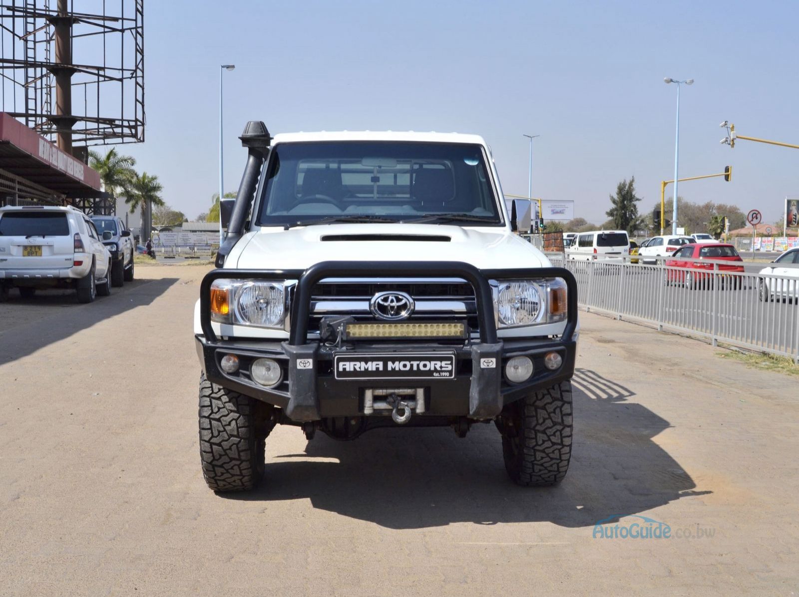 2018 Toyota Land Cruiser LX V8 pictures