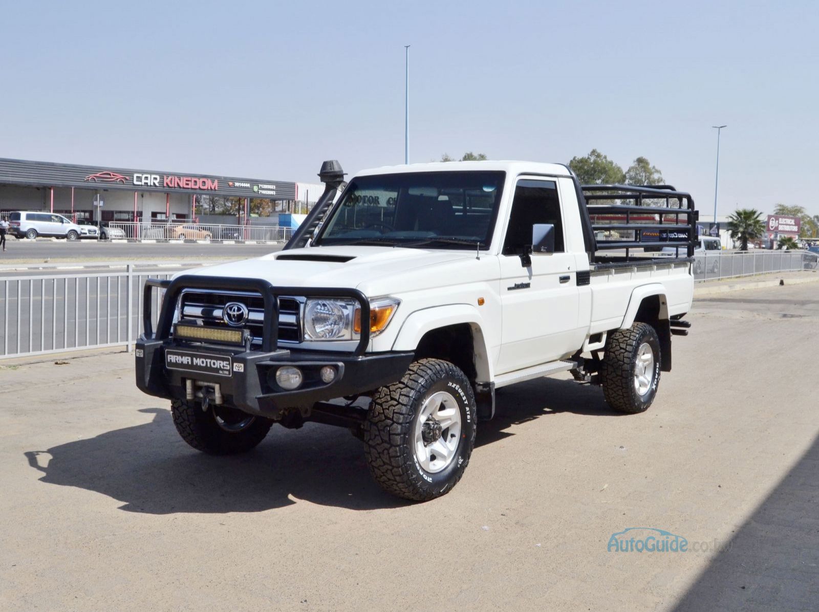 2018 Toyota Land Cruiser LX V8 pictures