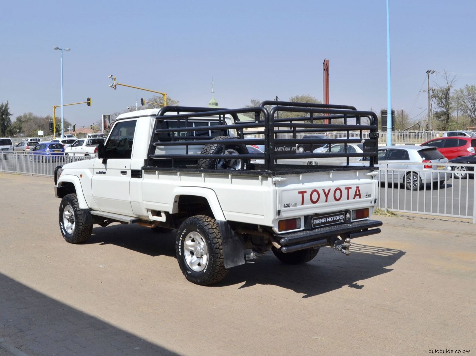 2018 Toyota Land Cruiser LX V8 pictures