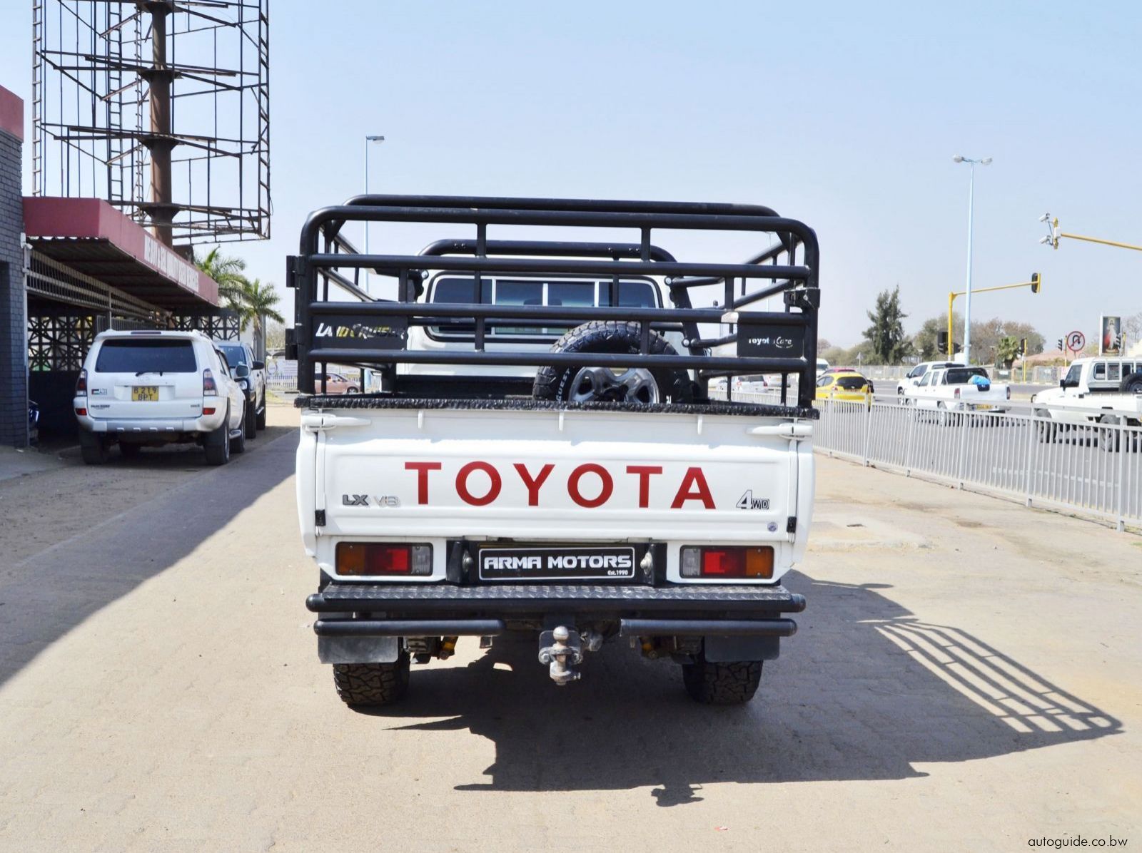 2018 Toyota Land Cruiser LX V8 pictures