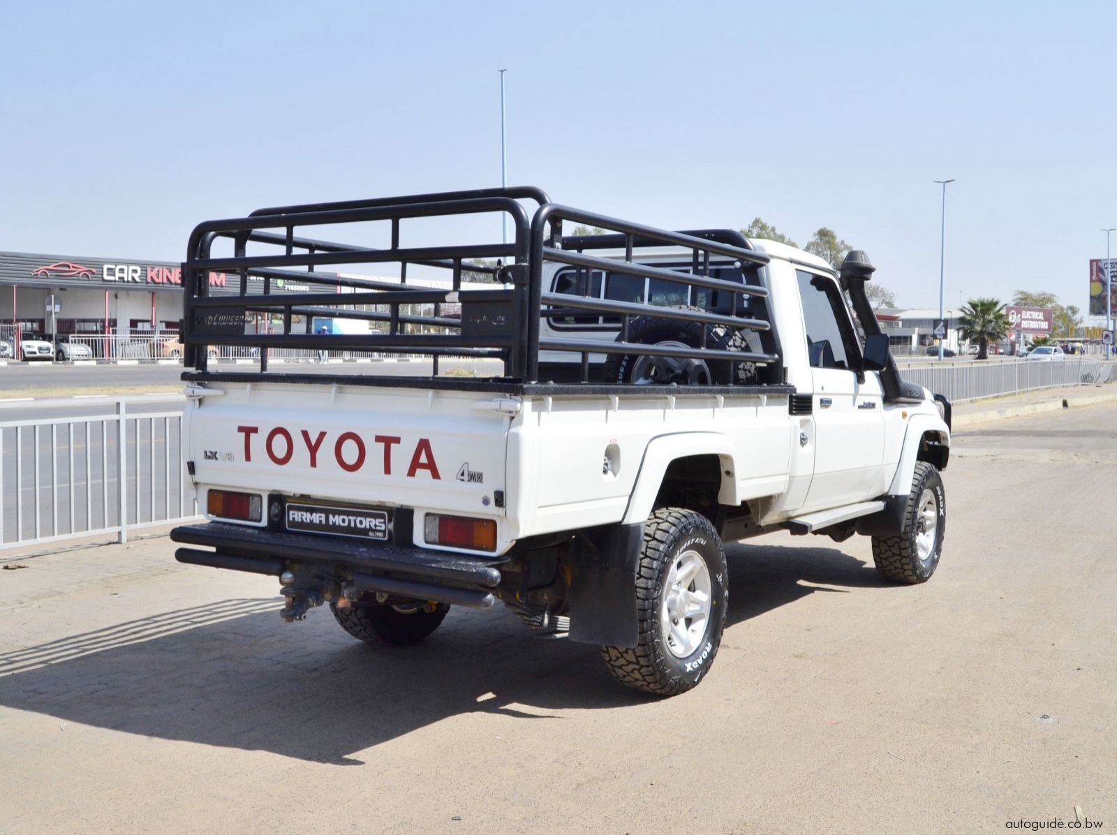 2018 Toyota Land Cruiser LX V8 pictures