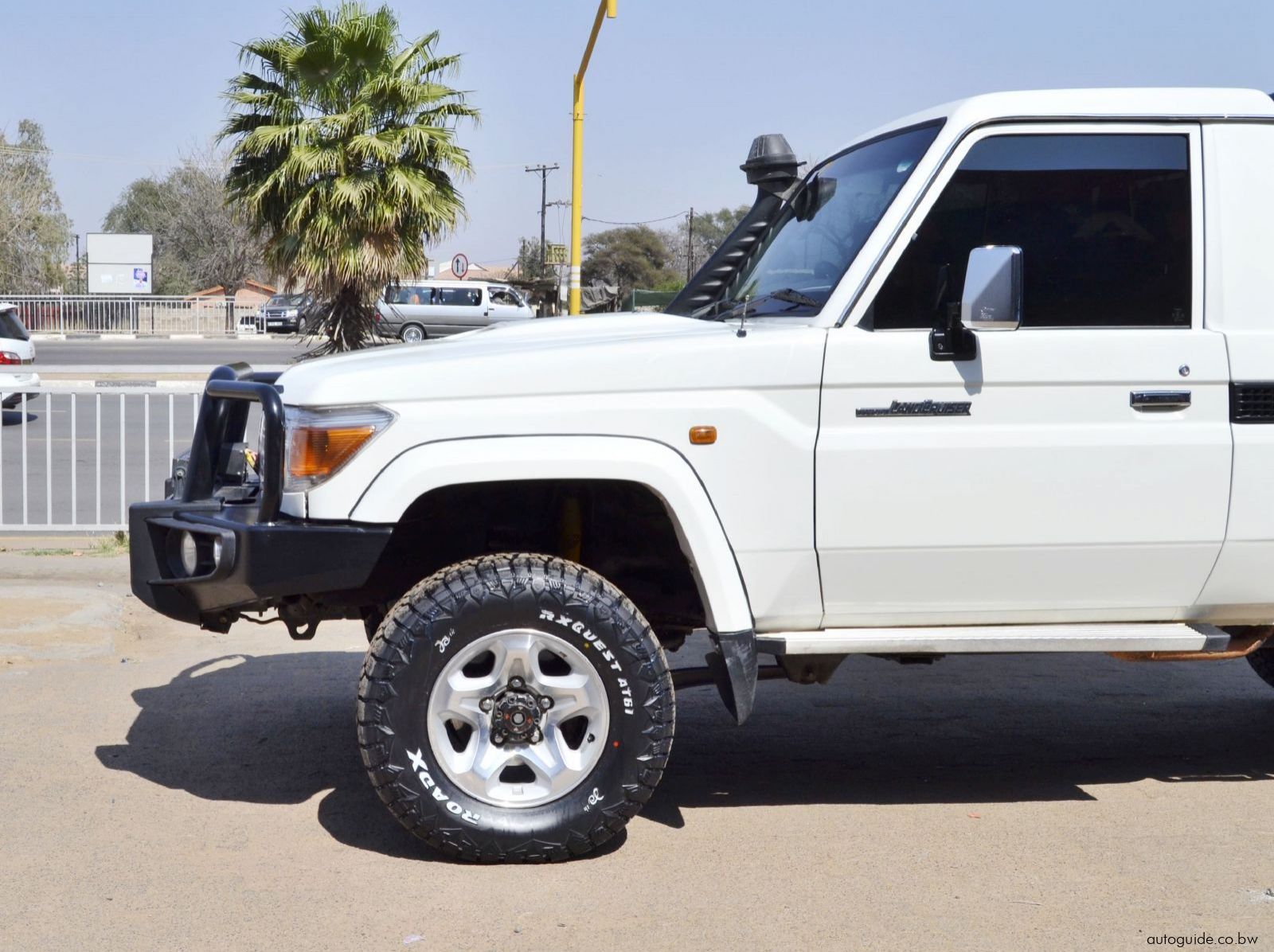 2018 Toyota Land Cruiser LX V8 pictures