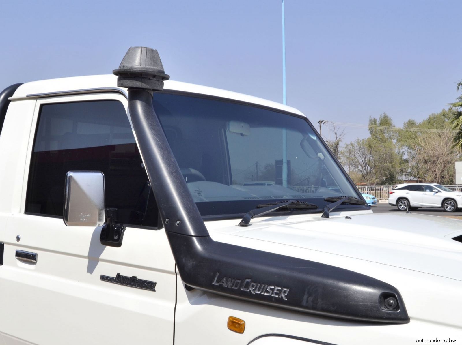 2018 Toyota Land Cruiser LX V8 pictures