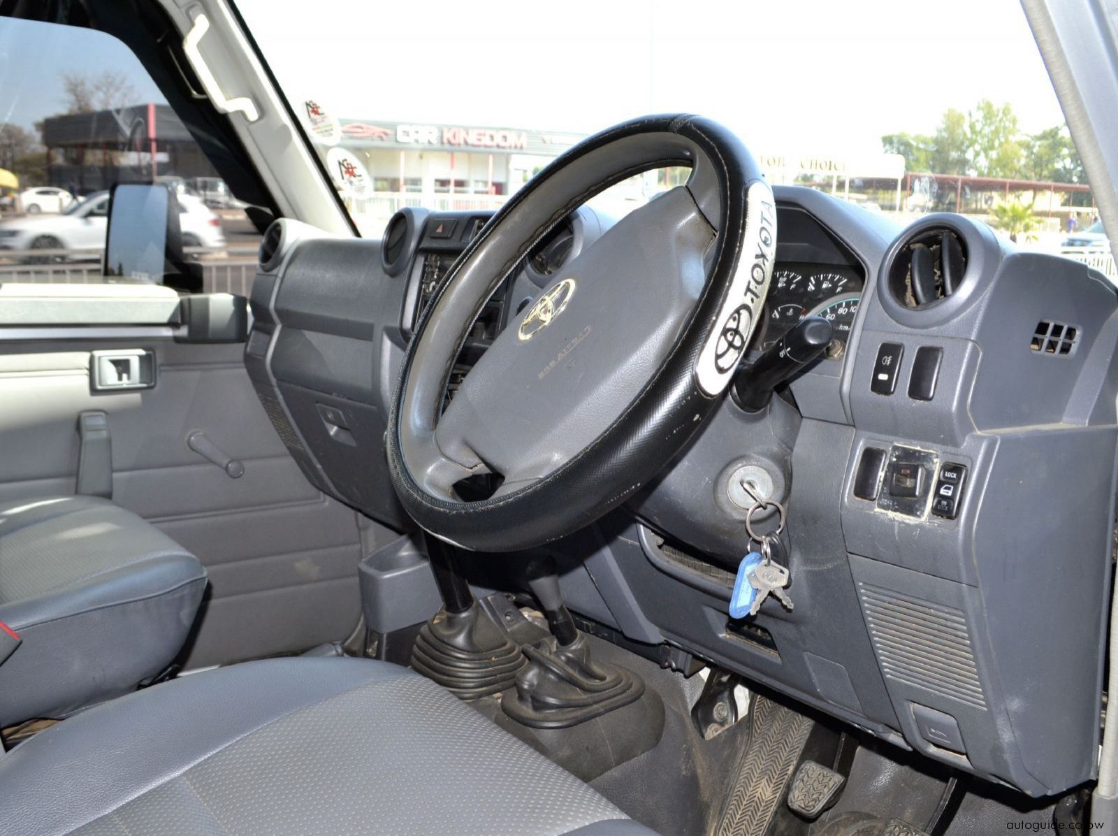 2011 Toyota Land Cruiser V6 pictures