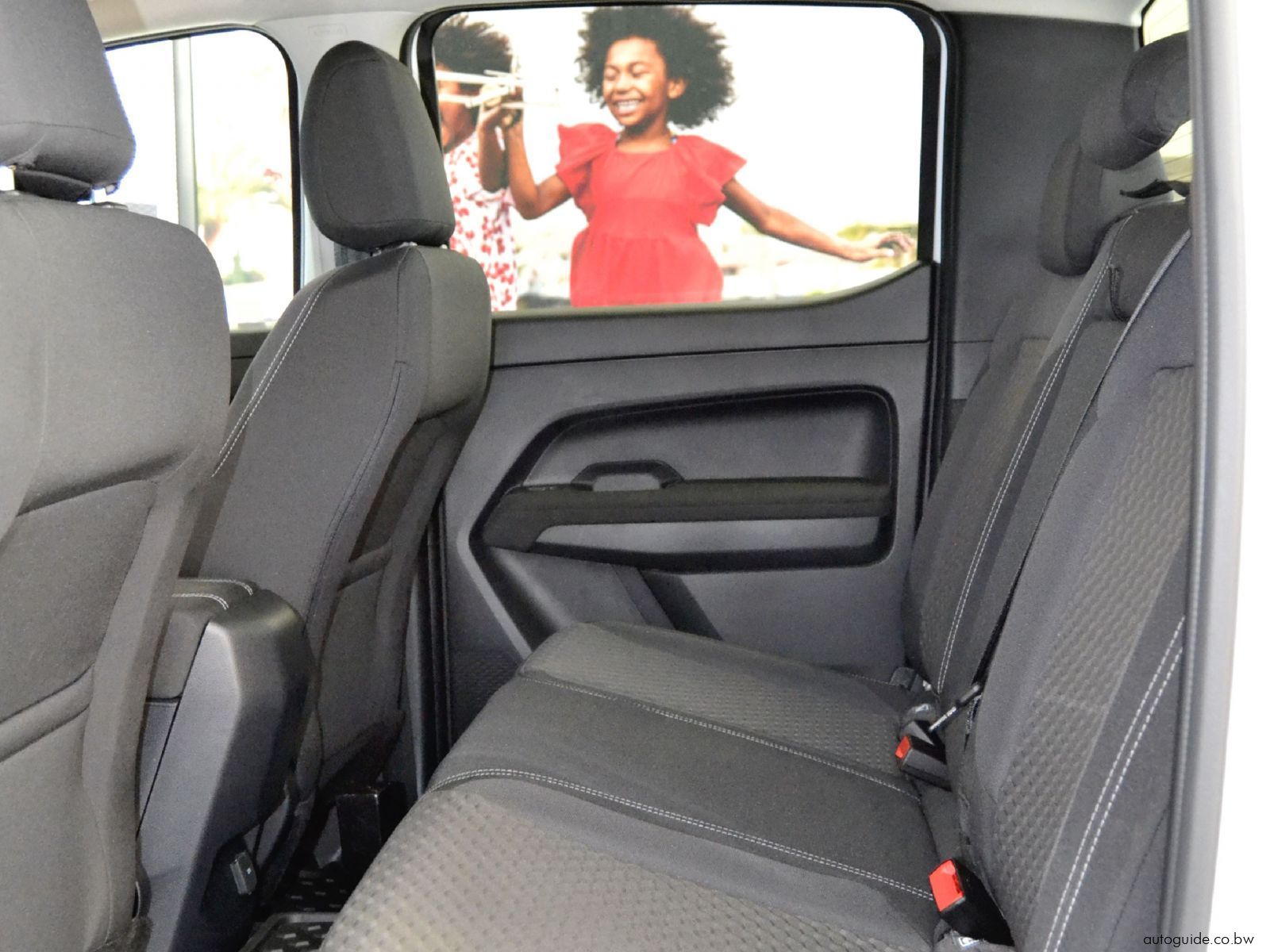 2025 Volkswagen Amarok Life - A/T - 4x2 photo