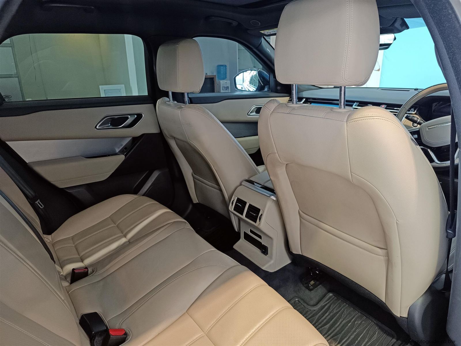 2023 Land Rover Range Rover Velar D300 R-Dynamic SE photo