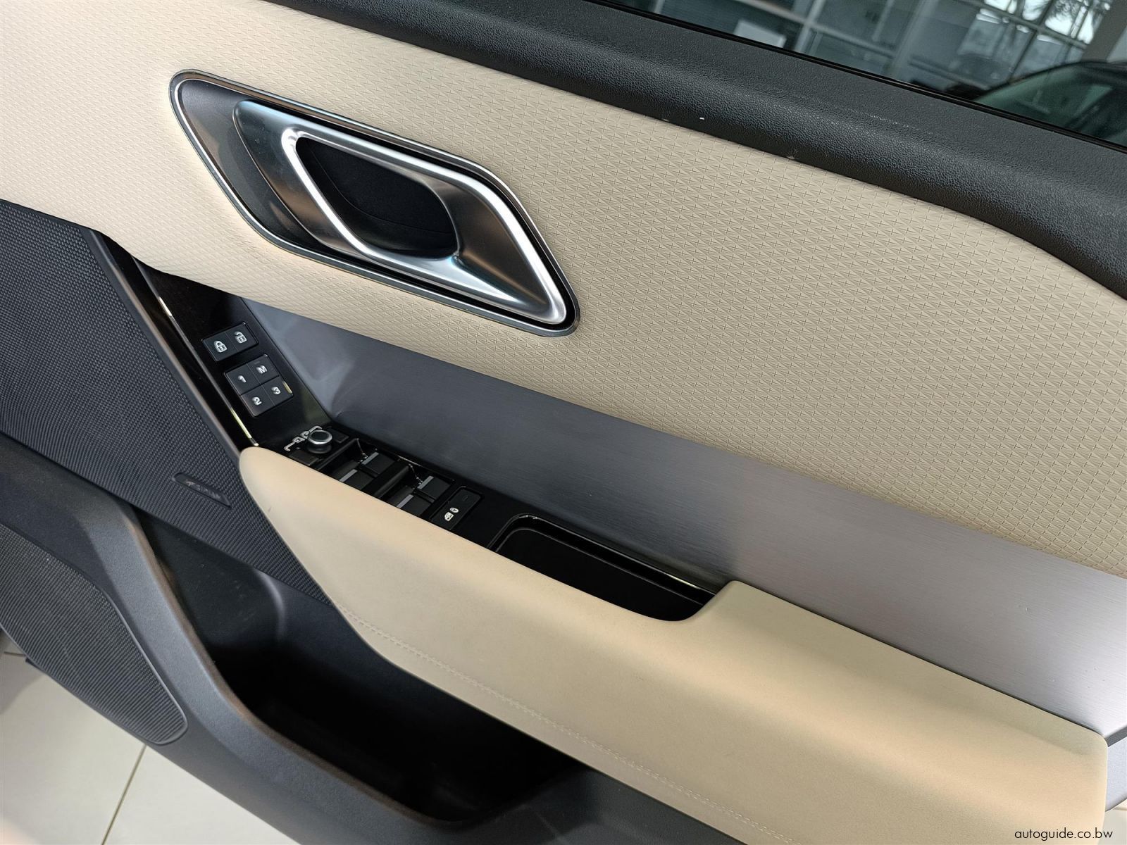 2023 Land Rover Range Rover Velar D300 R-Dynamic SE photo