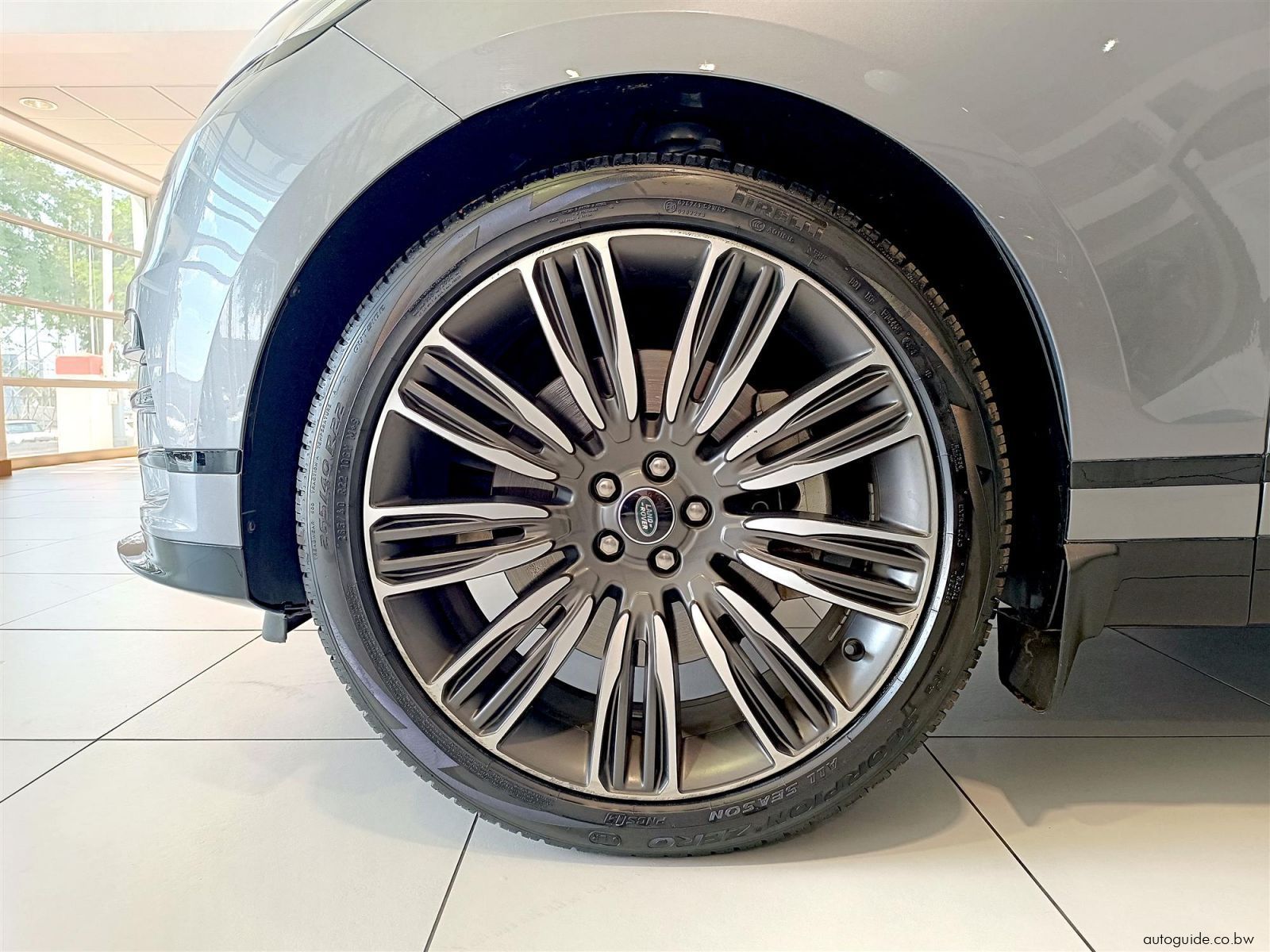 2023 Land Rover Range Rover Velar D300 R-Dynamic SE photo