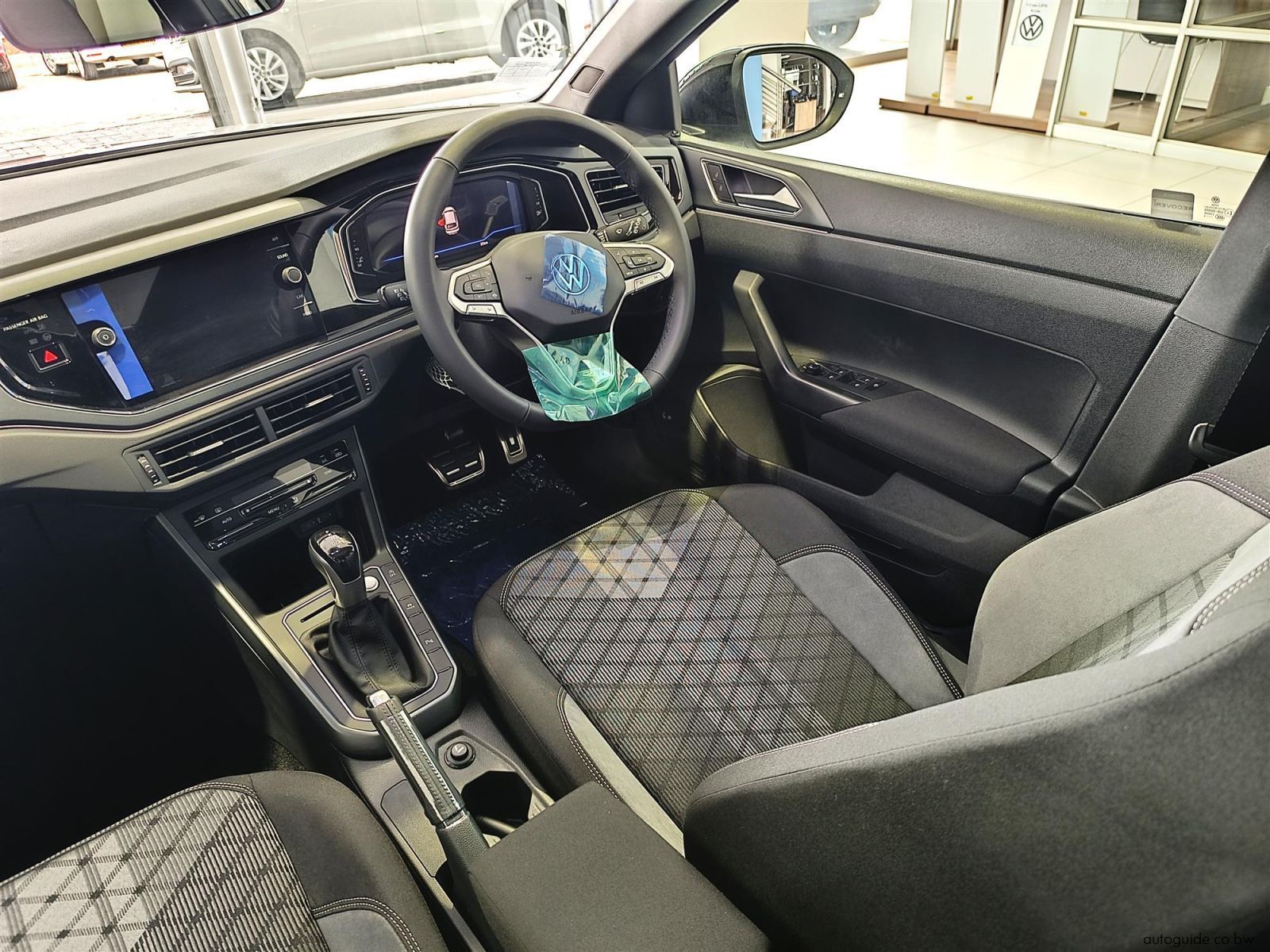 2025 Volkswagen Taigo 1.0TSi R-Line DSG photo