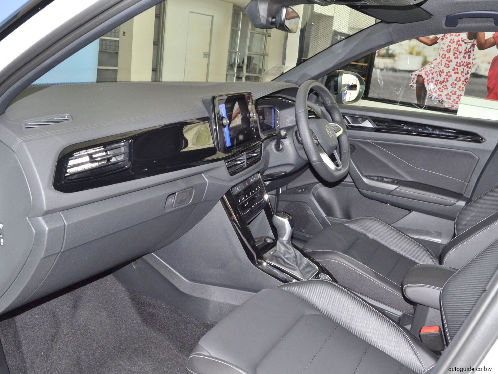 2025 Volkswagen T-Roc 2.0 TSi R-Line photo