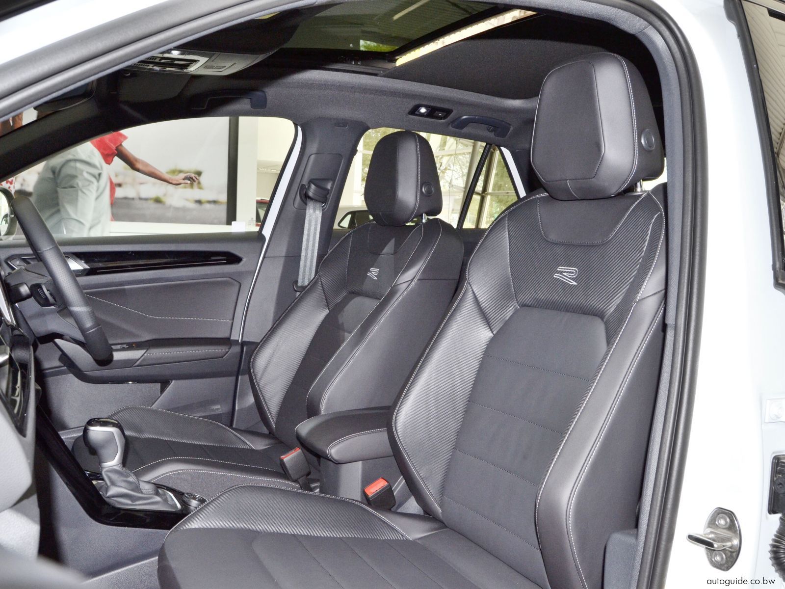 2025 Volkswagen T-Roc 2.0 TSi R-Line photo