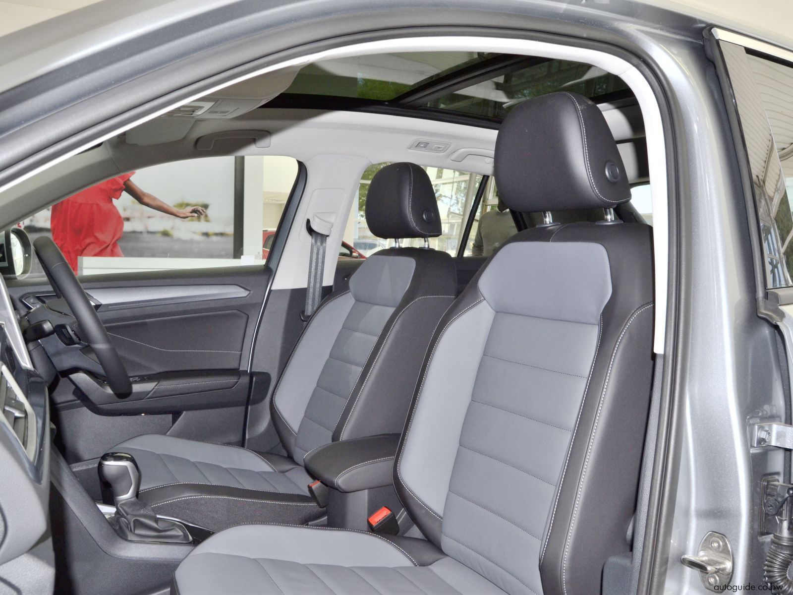 2025 Volkswagen T-Roc TSi Design photo