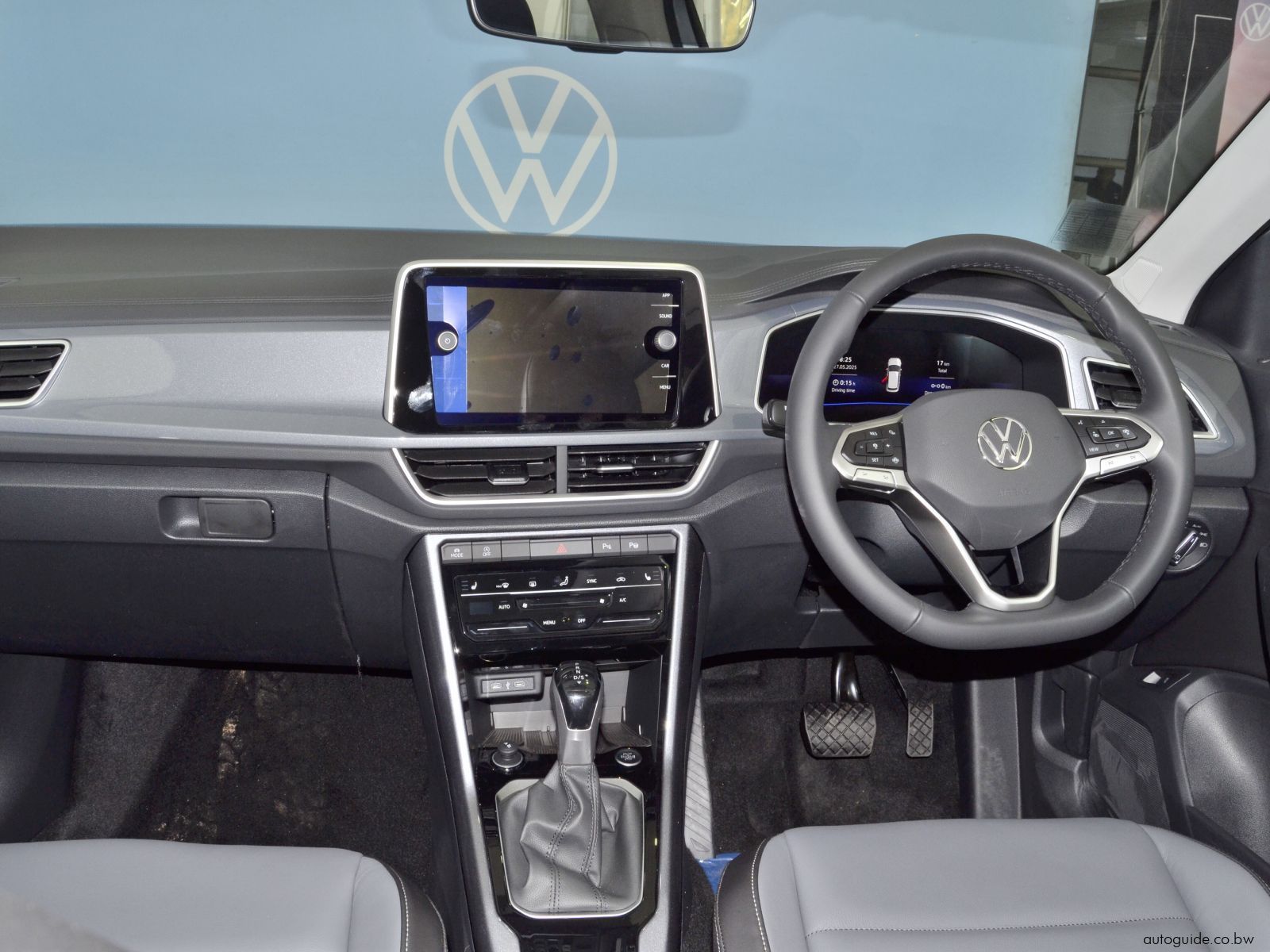 2025 Volkswagen T-Roc TSi Design photo