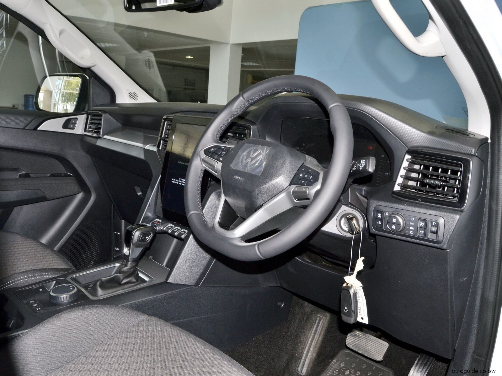 2025 Volkswagen Amarok Life 4Motion photo