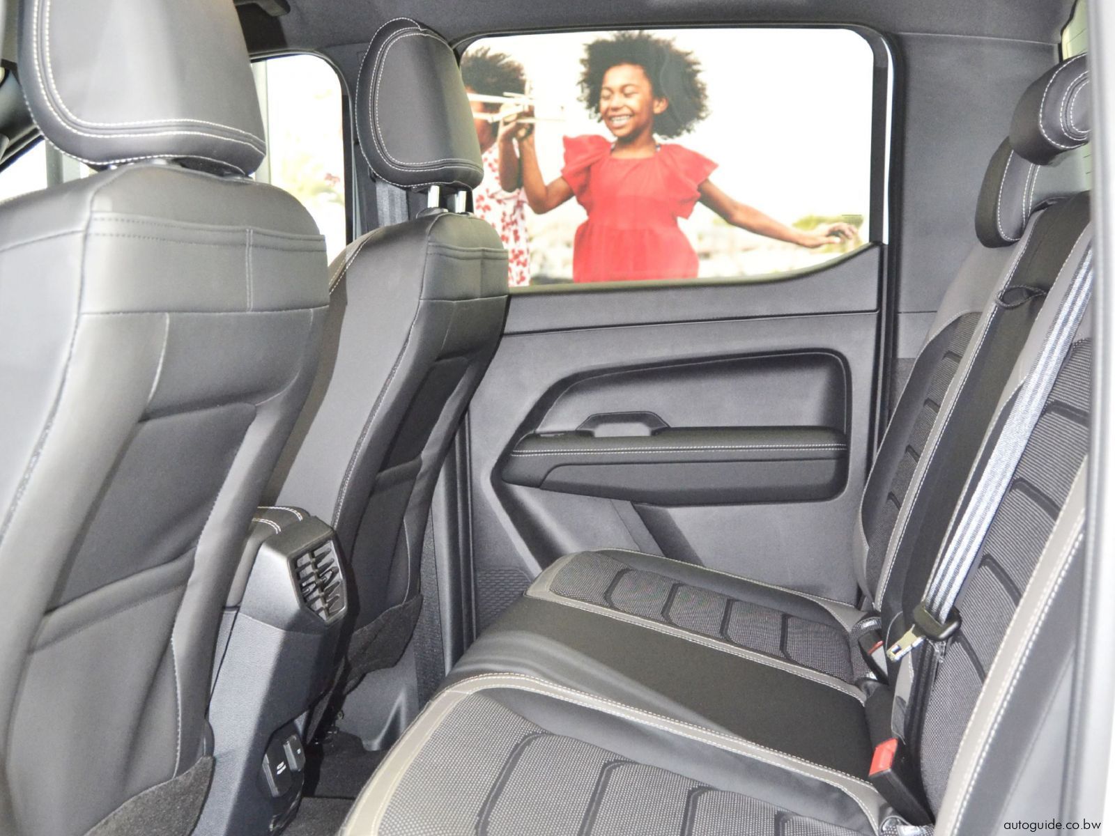 2025 Volkswagen Amarok Aventura 4 Motion photo