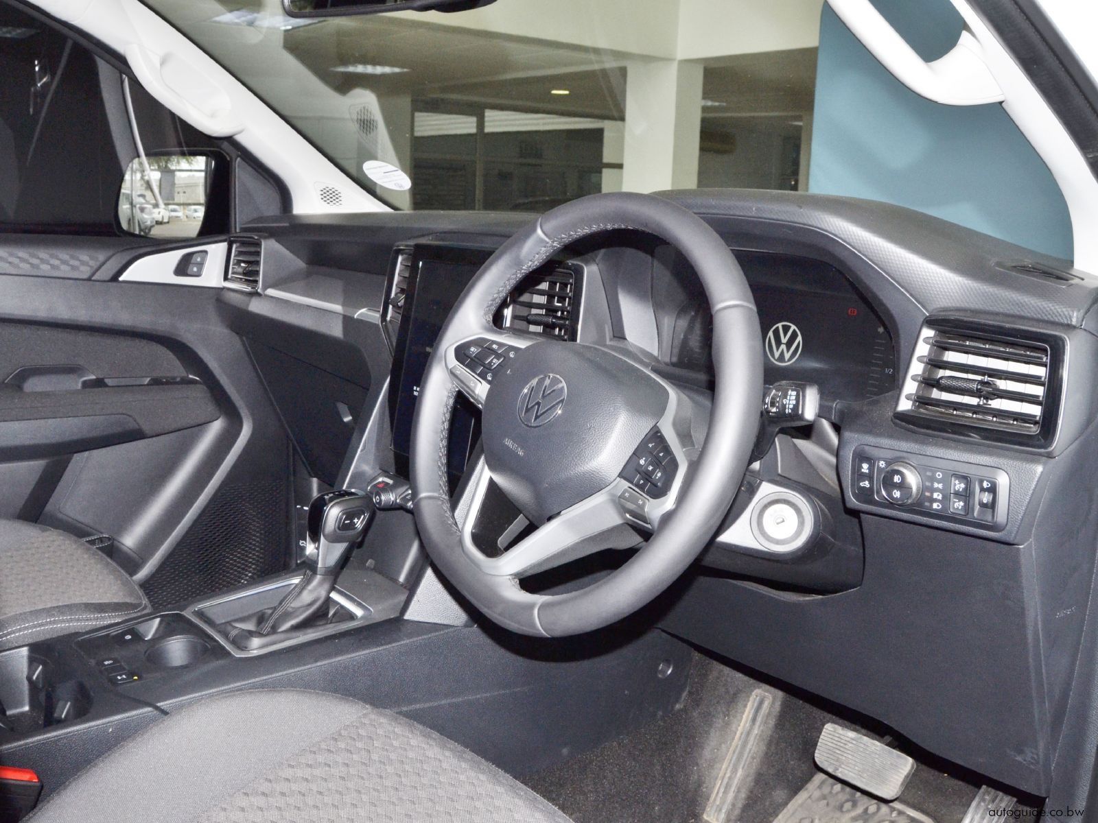 2025 Volkswagen Amarok Mayhem photo