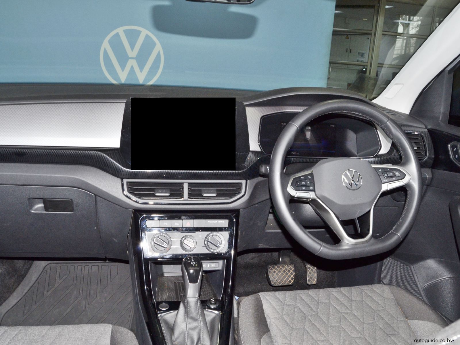 2025 Volkswagen T-Cross Life photo