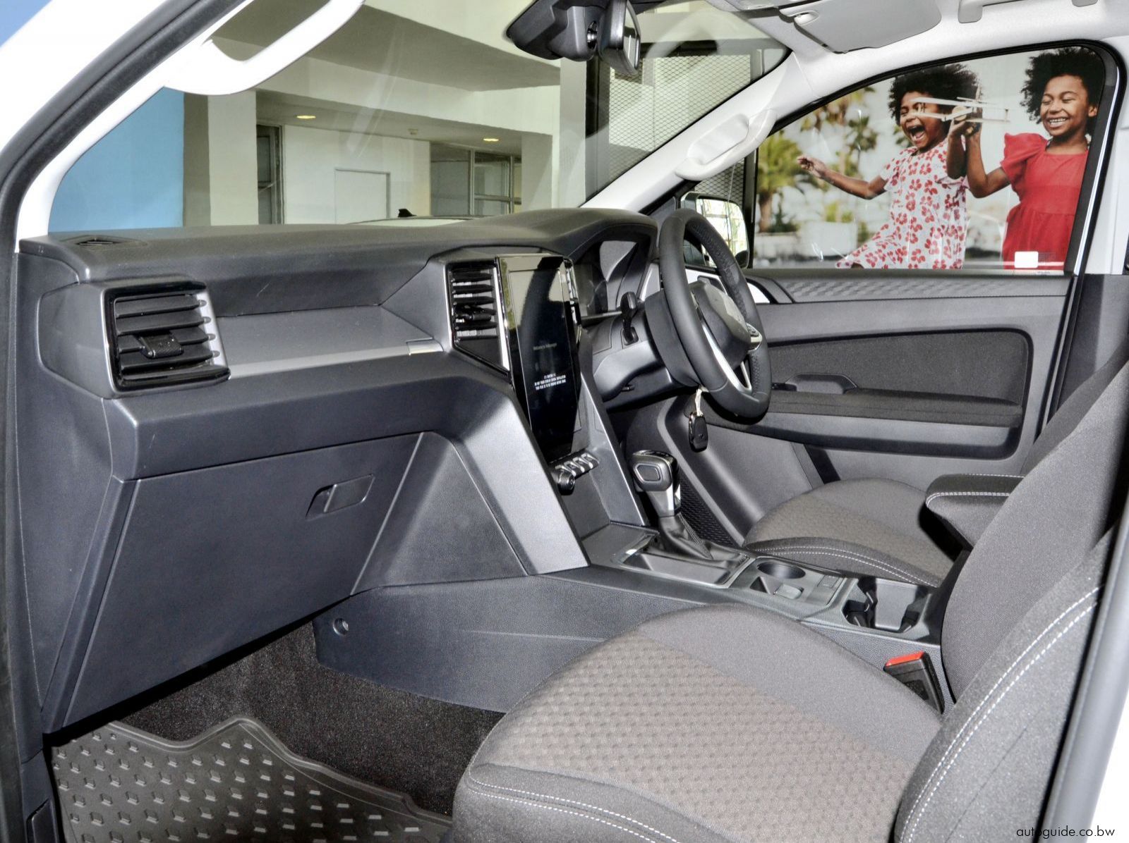 2025 Volkswagen Amarok Life - A/T - 4x2 pictures