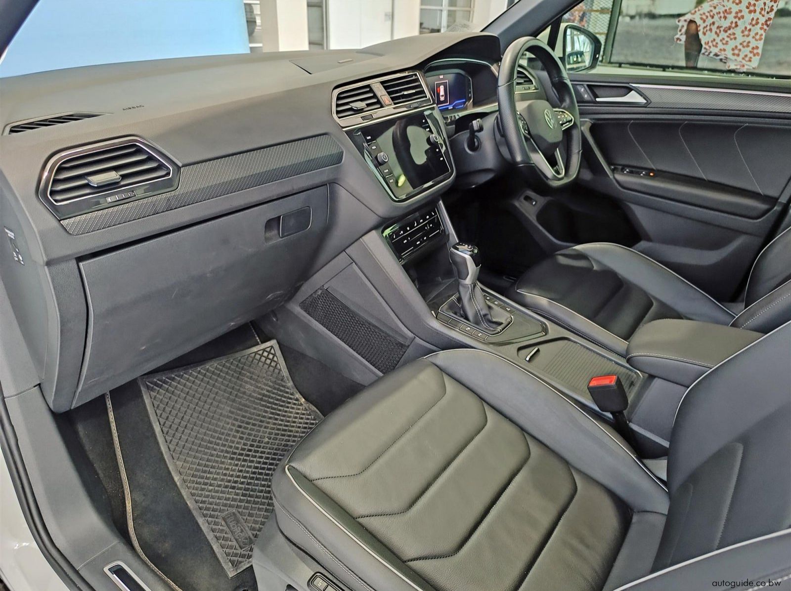 2022 Volkswagen Tiguan 1.4TSi R-Line pictures