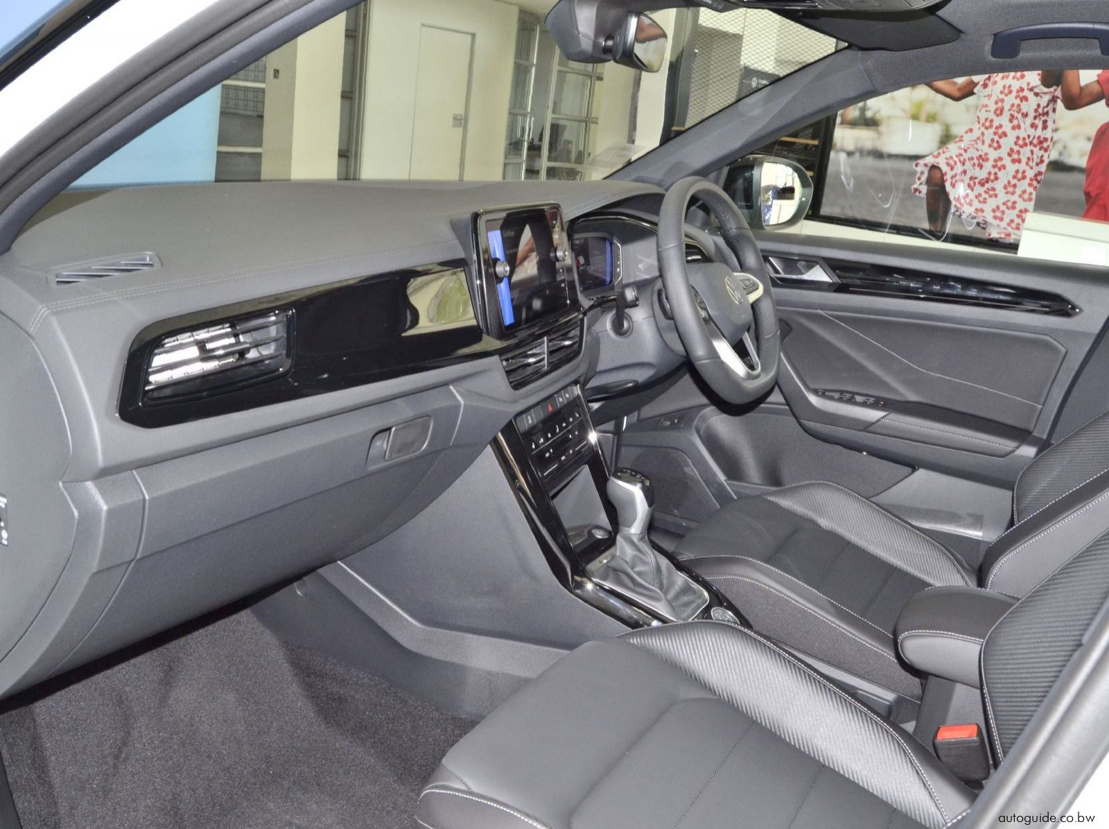 2025 Volkswagen T-Roc 2.0 TSi R-Line pictures