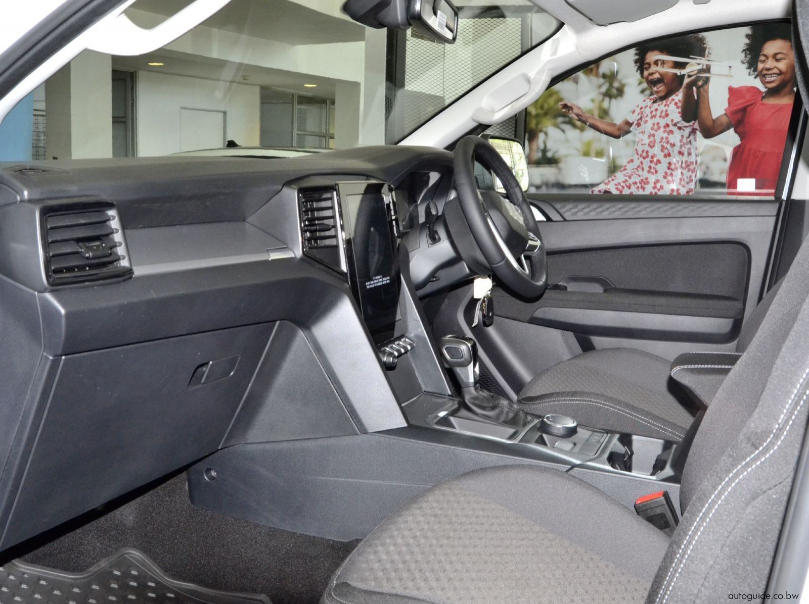 2025 Volkswagen Amarok Life 4Motion pictures