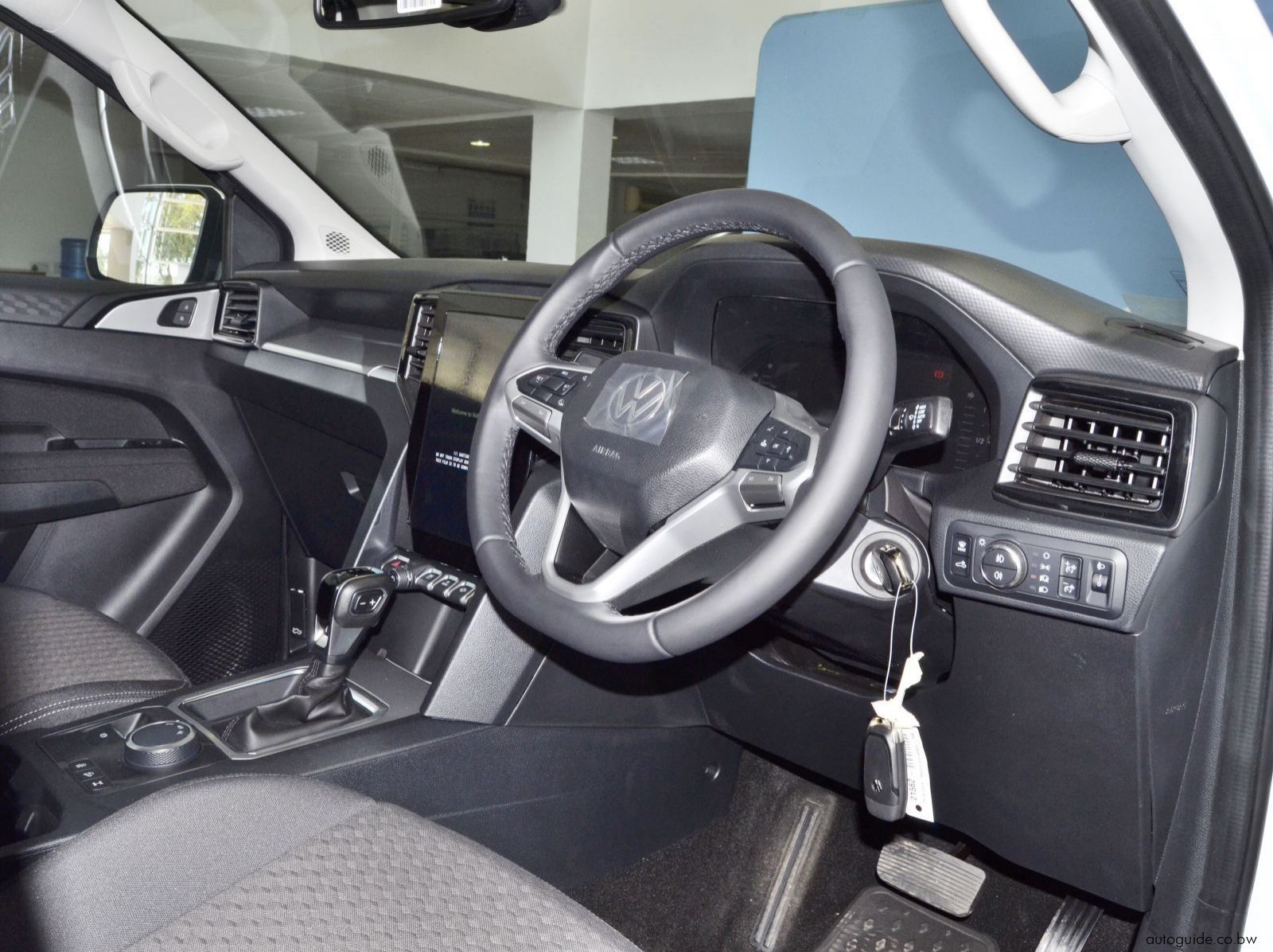 2025 Volkswagen Amarok Life 4Motion pictures