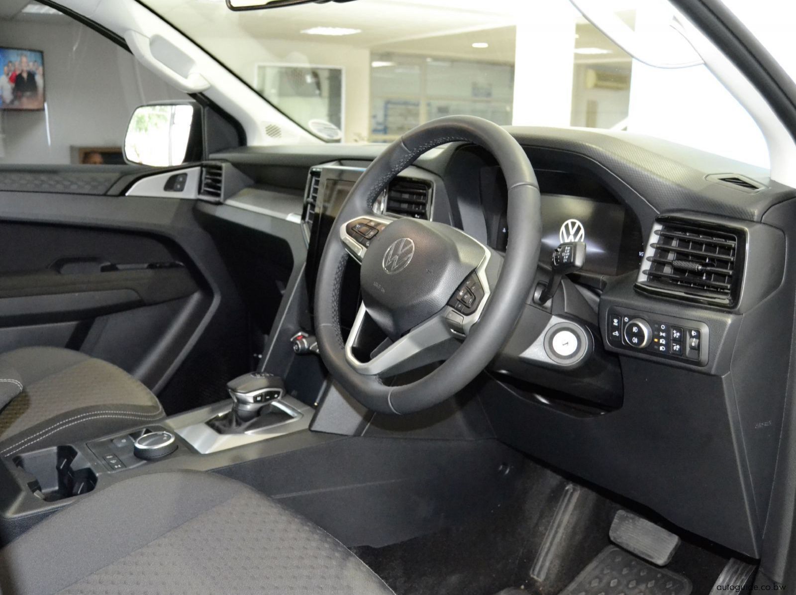 2025 Volkswagen Amarok Life 4Motion pictures