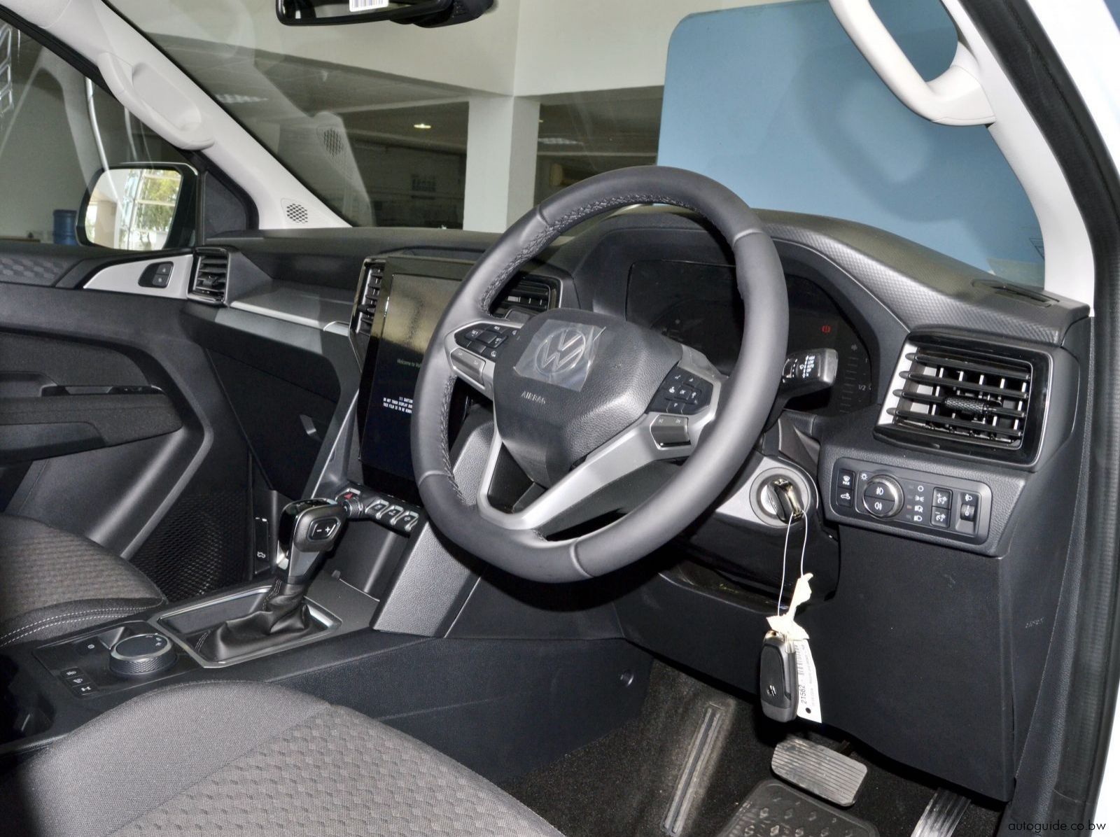 2025 Volkswagen Amarok Life 4Motion pictures