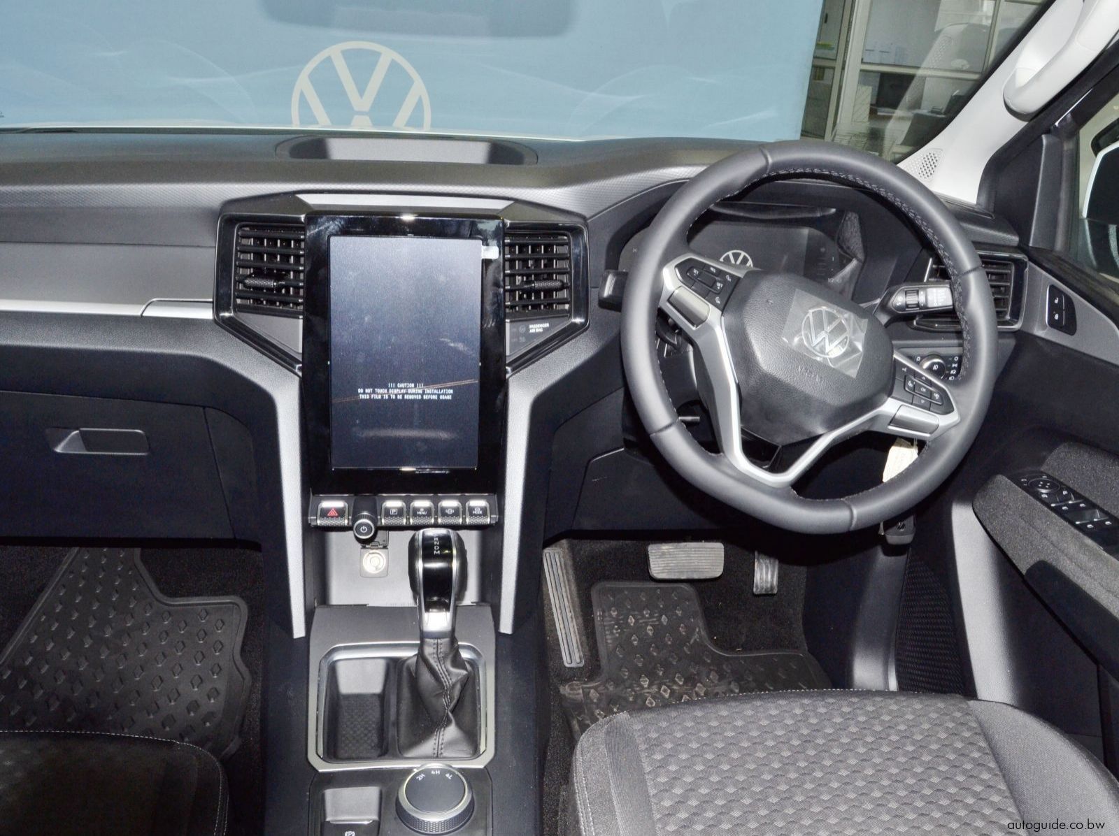 2025 Volkswagen Amarok Life 4Motion pictures