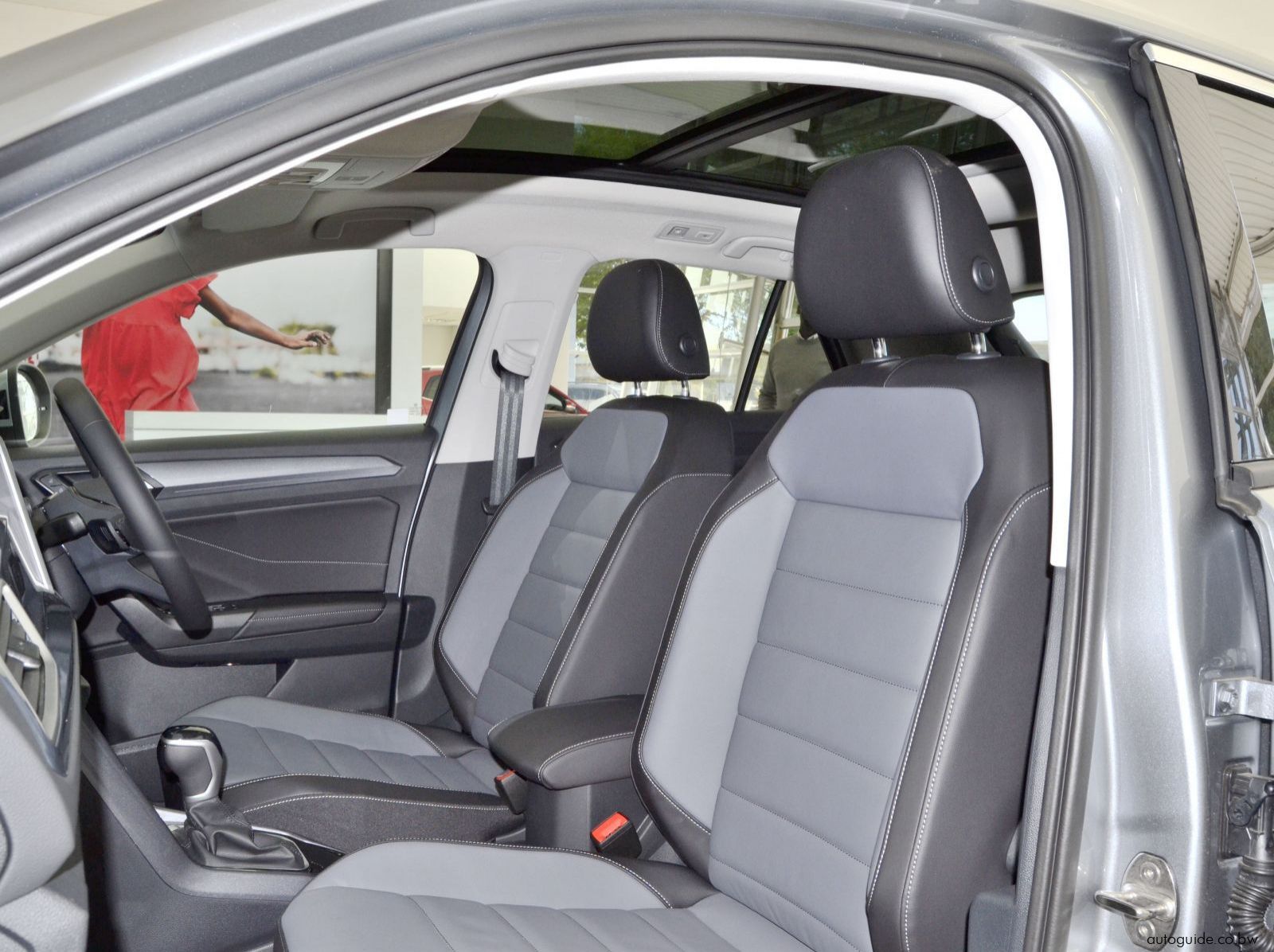 2025 Volkswagen T-Roc Design TSi pictures