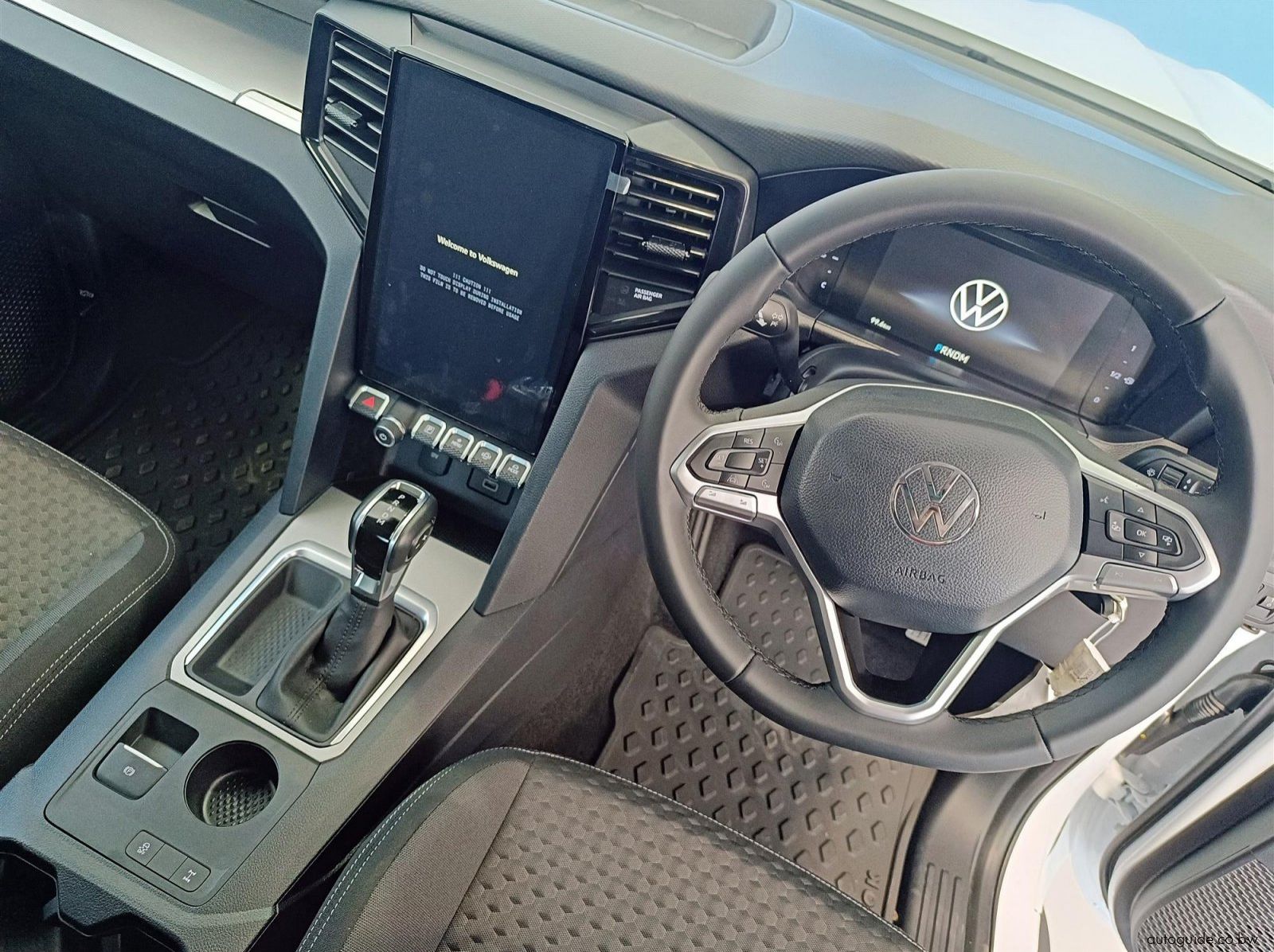 2026 Volkswagen Amarok Base 2.0TDi A/T 4x2 pictures