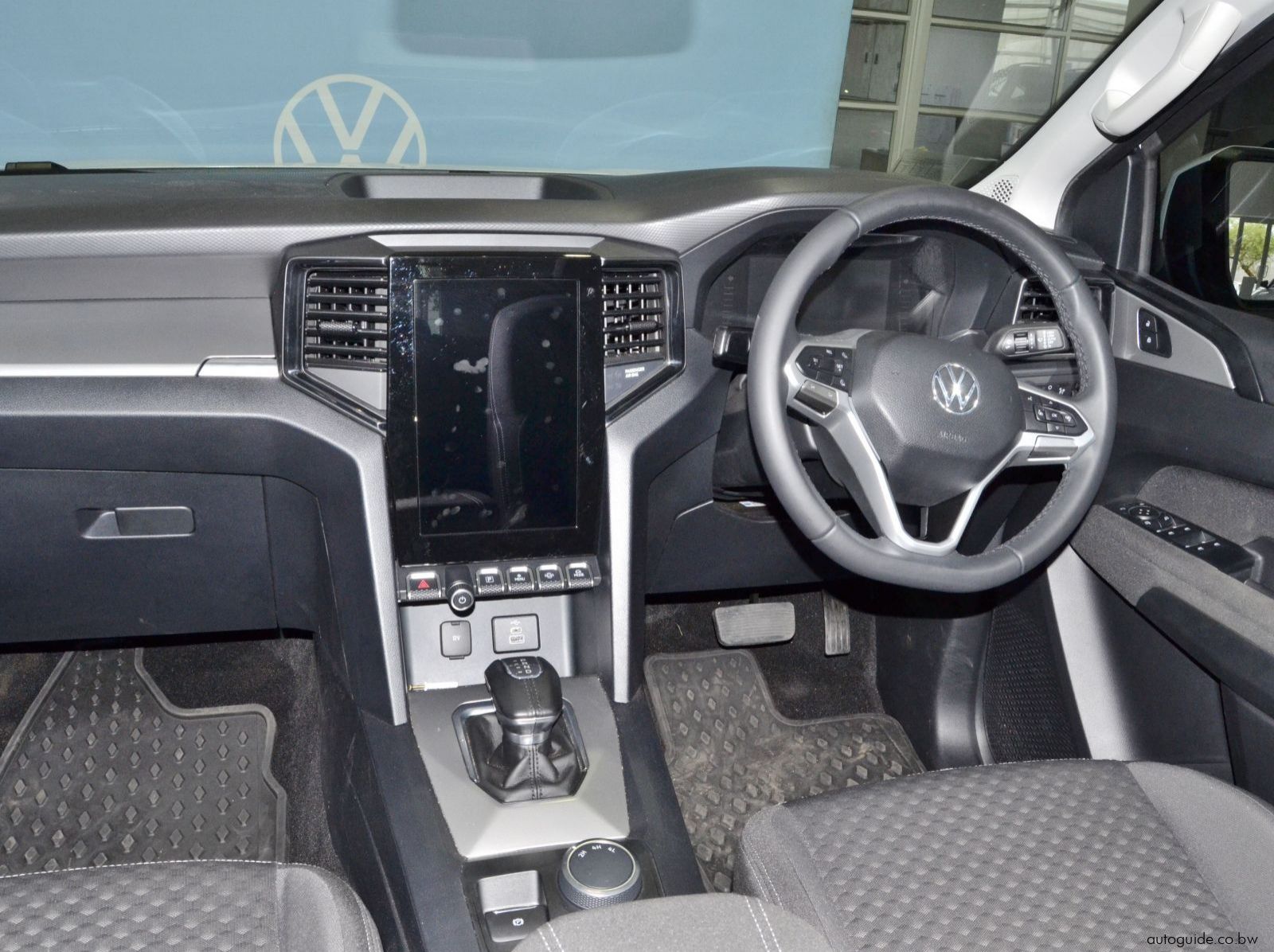 2025 Volkswagen Amarok Life 4Motion pictures