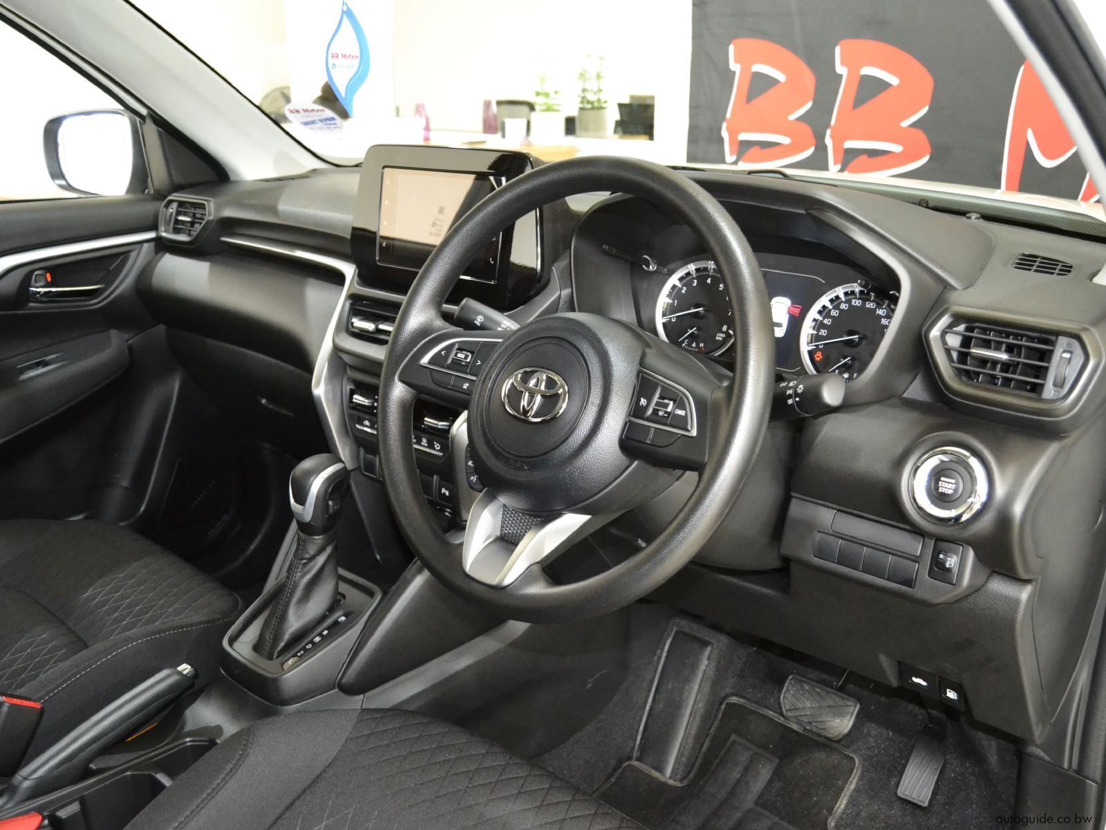 2025 Toyota Urban Cruiser XR photo