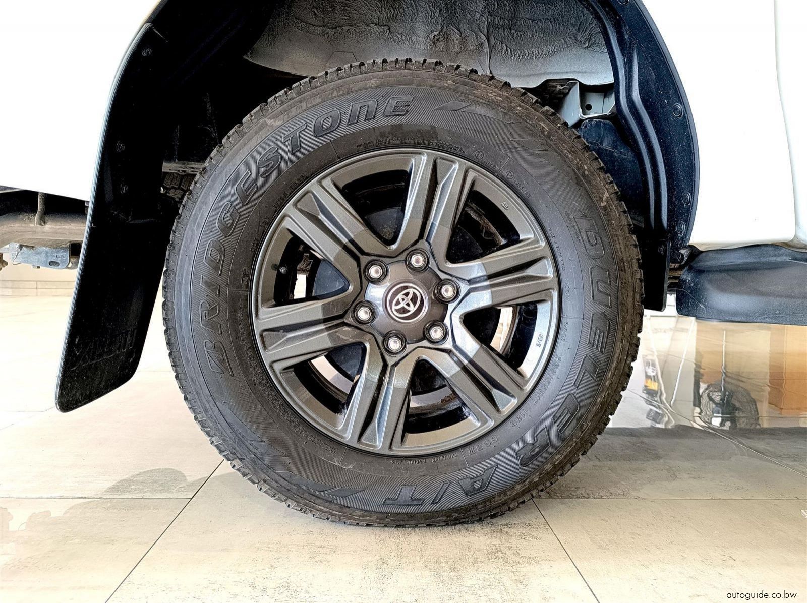 2024 Toyota Hilux Raider GD-6 2.4 4x4 AT pictures