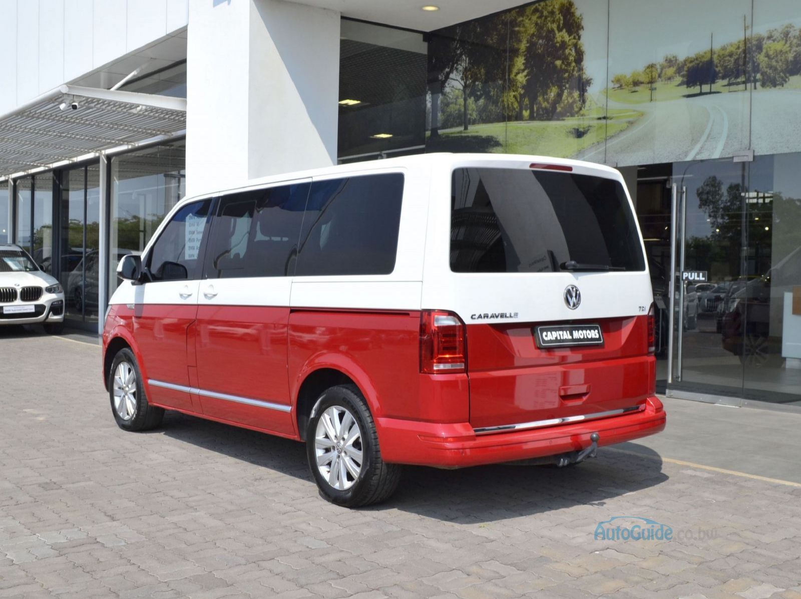 2018 Volkswagen Caravelle TDi pictures