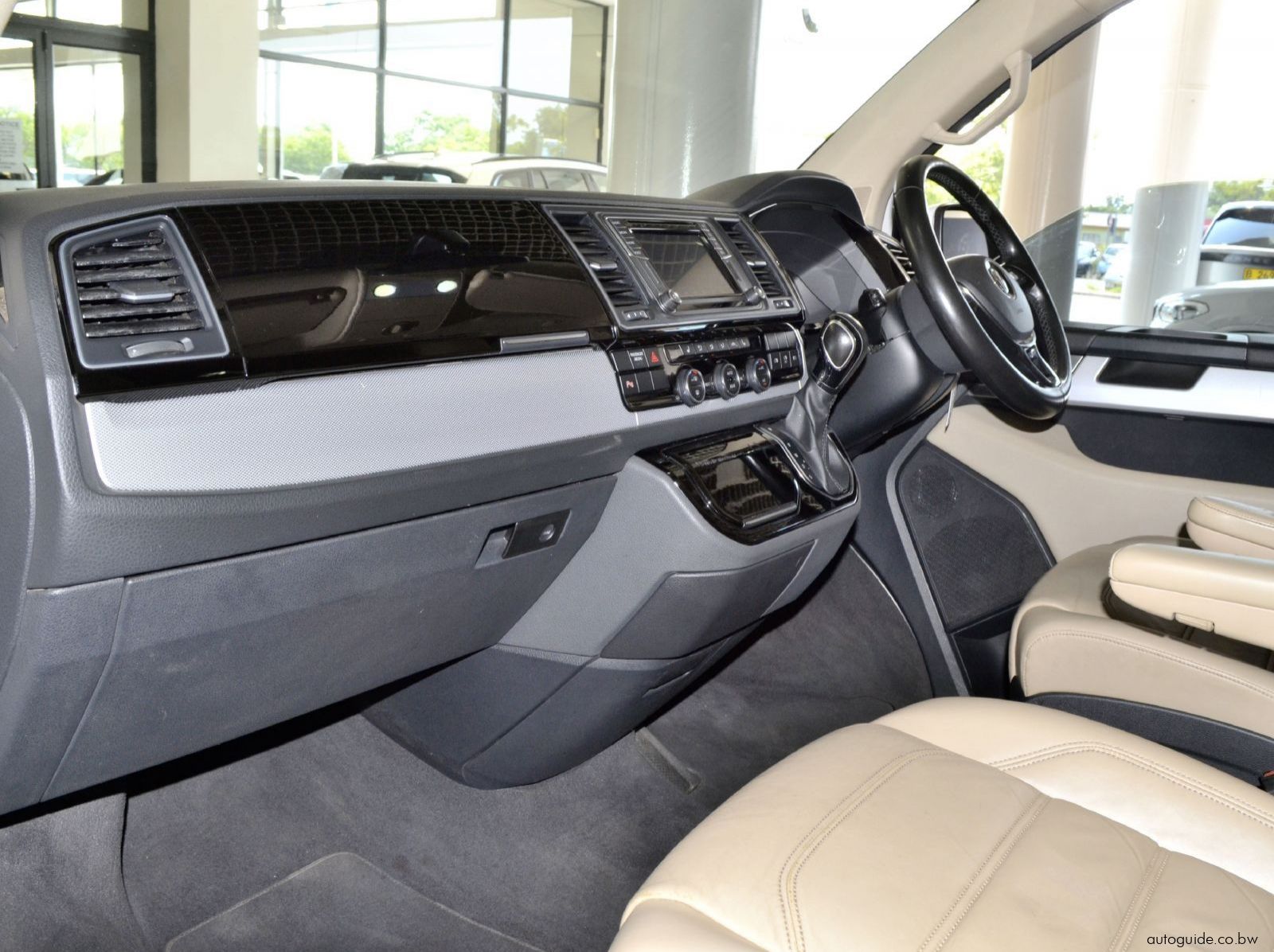 2018 Volkswagen Caravelle TDi pictures