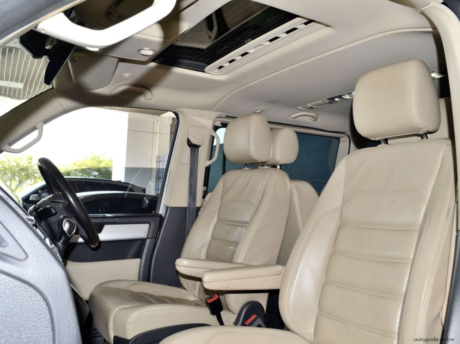 2018 Volkswagen Caravelle TDi pictures