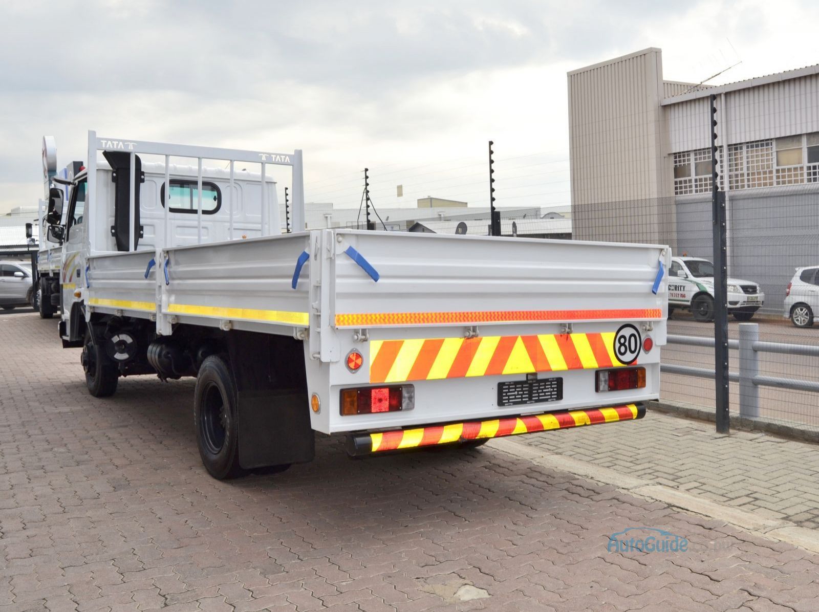 2026 Tata 813 Ex2 Drop Side pictures