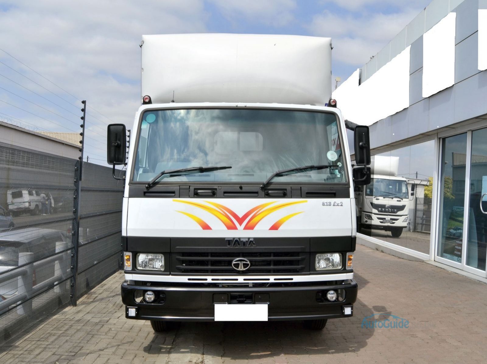 2025 Tata LPT 813 VAN BODY pictures