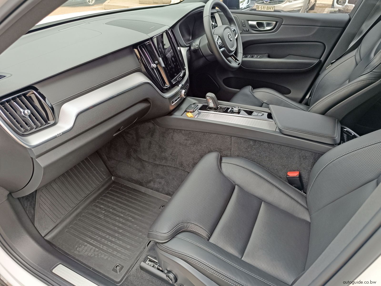 2022 Volvo XC60 B5 AWD photo