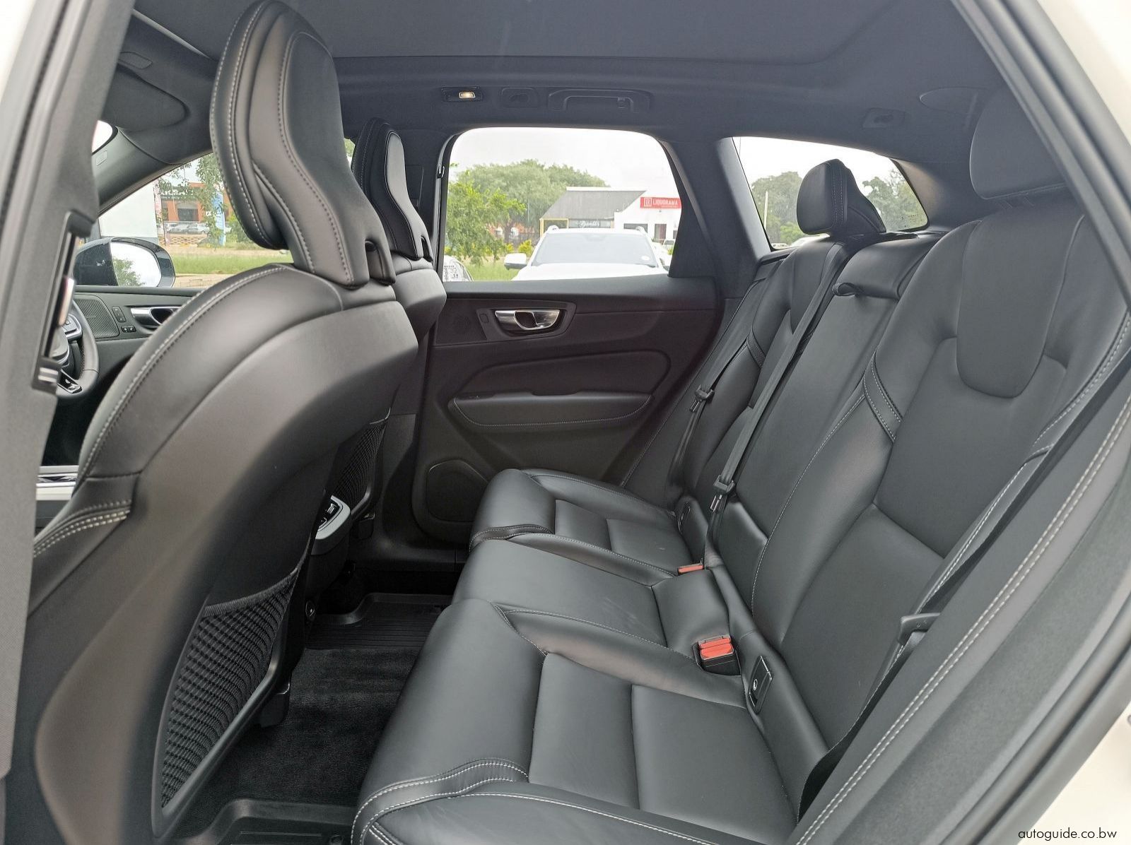 2022 Volvo XC60 B5 AWD pictures