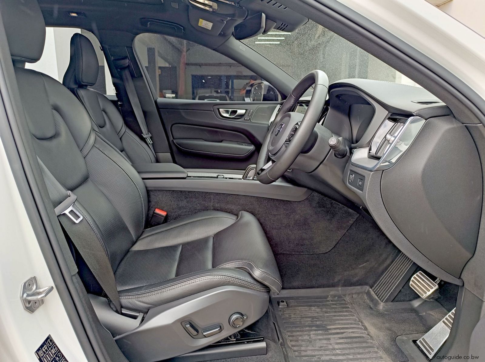 2022 Volvo XC60 B5 AWD pictures