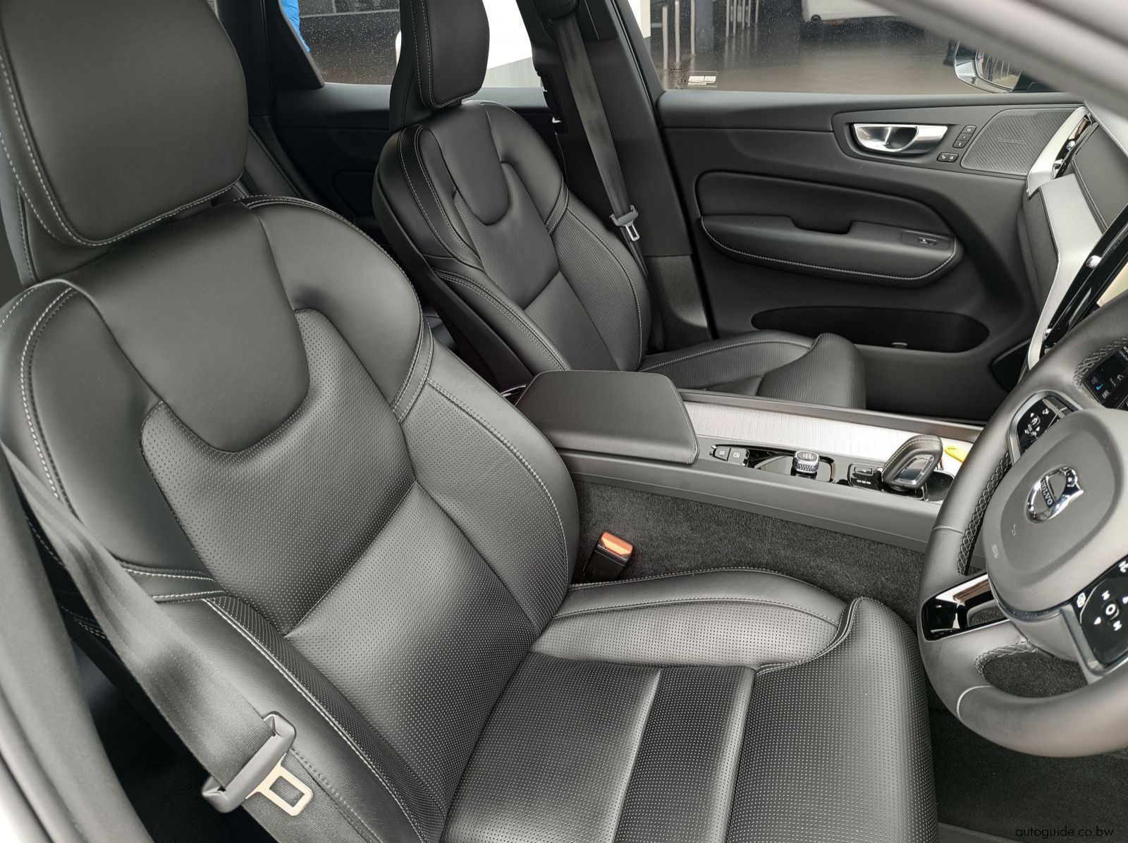 2022 Volvo XC60 B5 AWD pictures